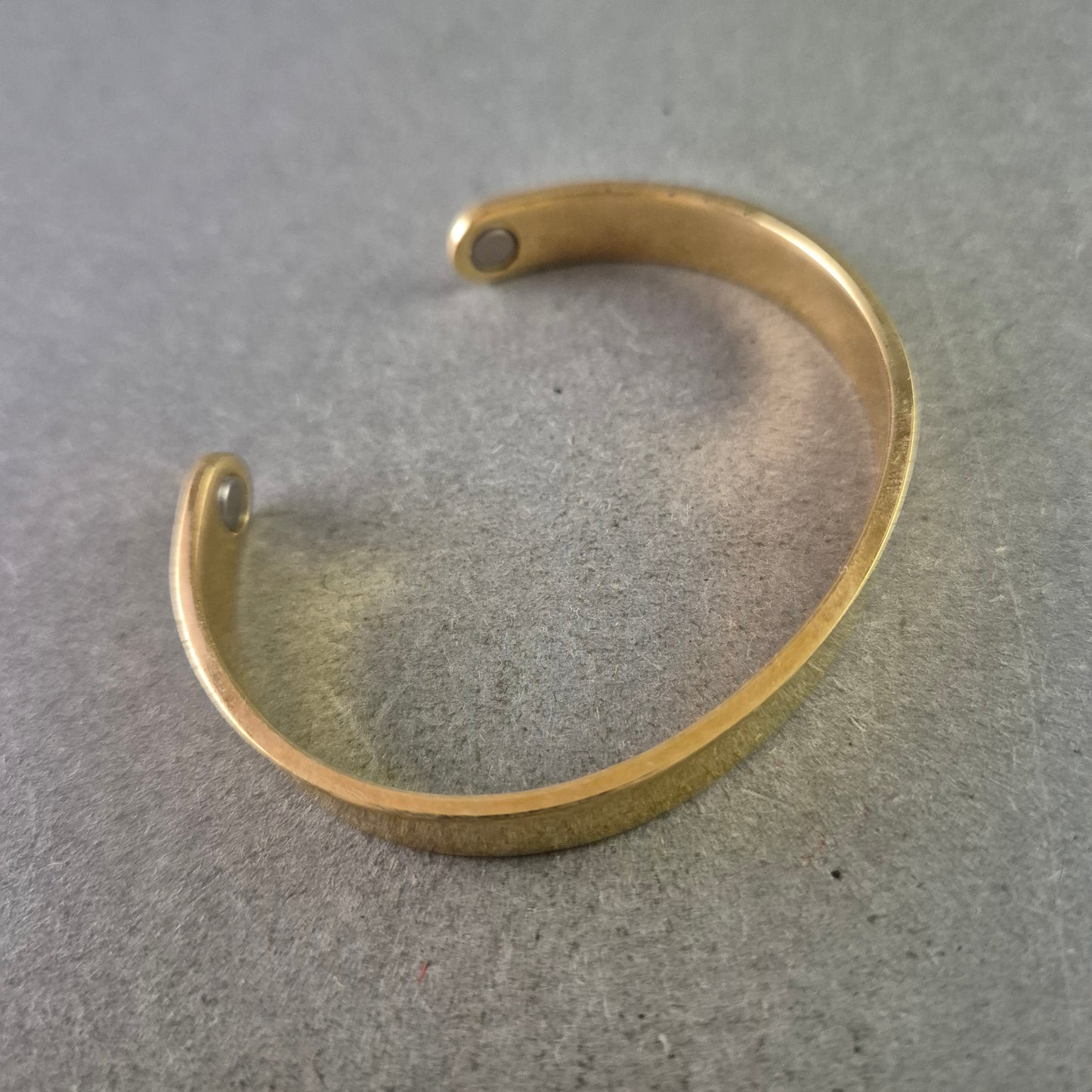 Eleganter MCM Armreif aus Metall mit Magnetelementen