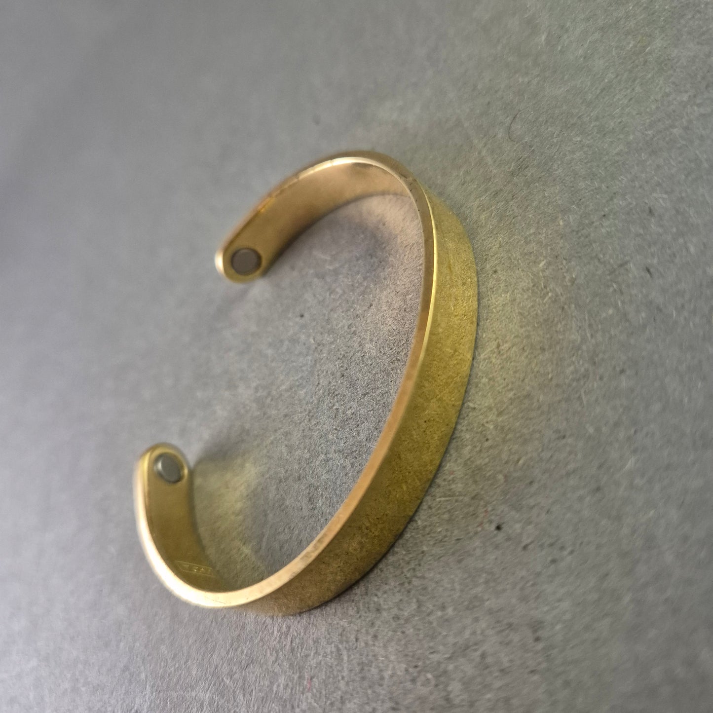 Eleganter MCM Armreif aus Metall mit Magnetelementen