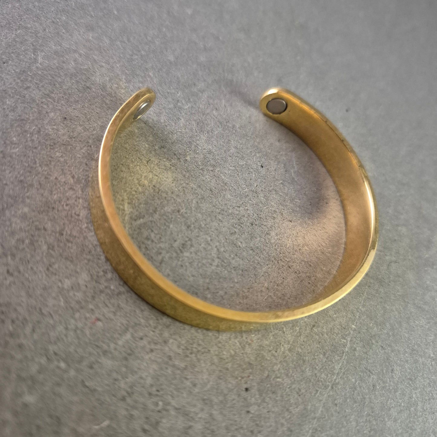 Eleganter MCM Armreif aus Metall mit Magnetelementen