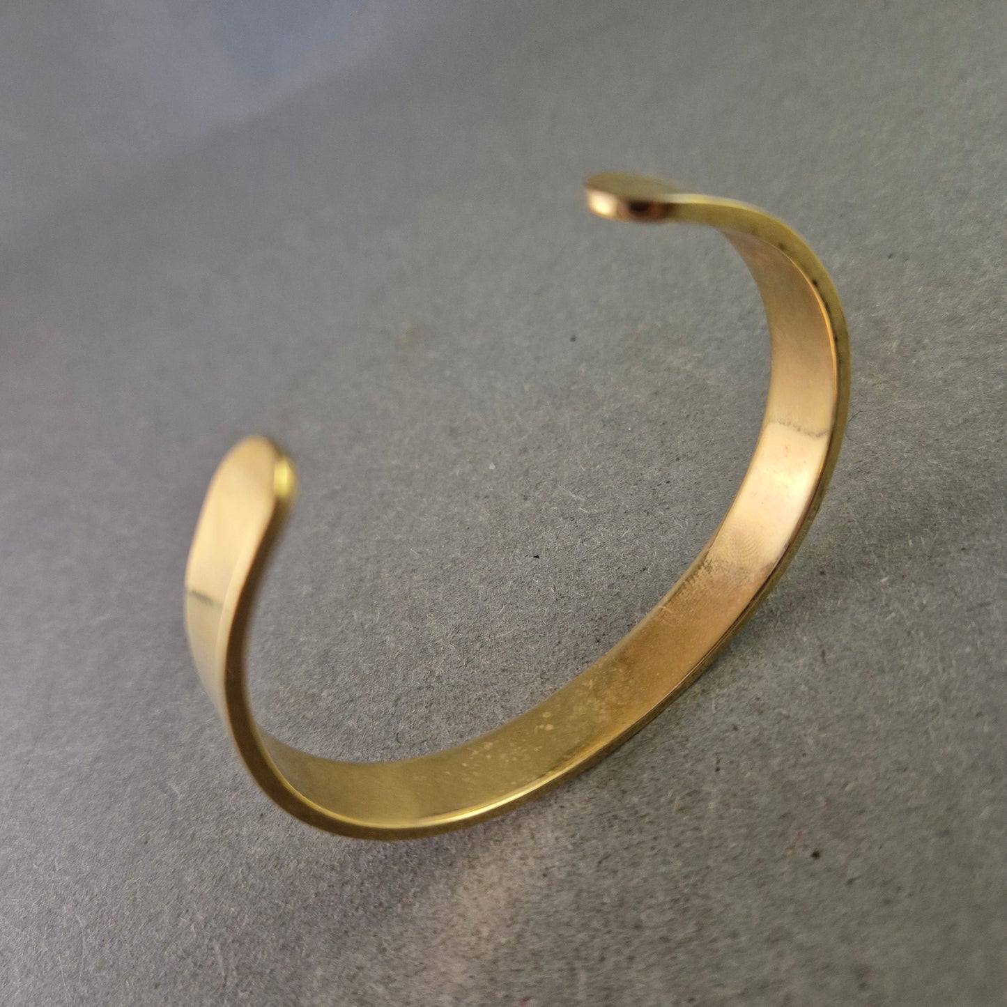 Eleganter MCM Armreif aus Metall mit Magnetelementen