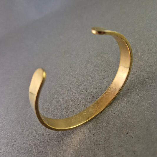 Eleganter MCM Armreif aus Metall mit Magnetelementen