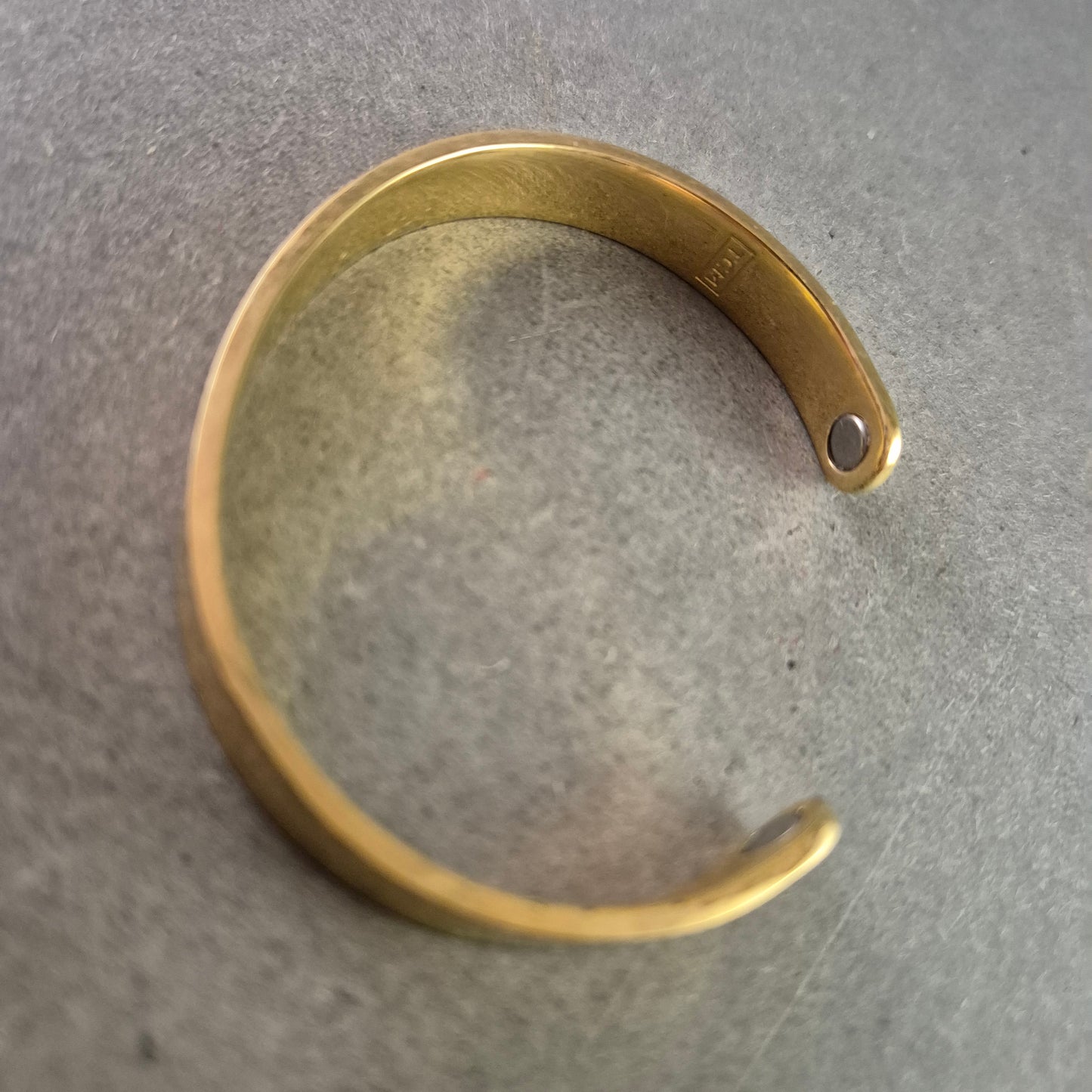 Eleganter MCM Armreif aus Metall mit Magnetelementen