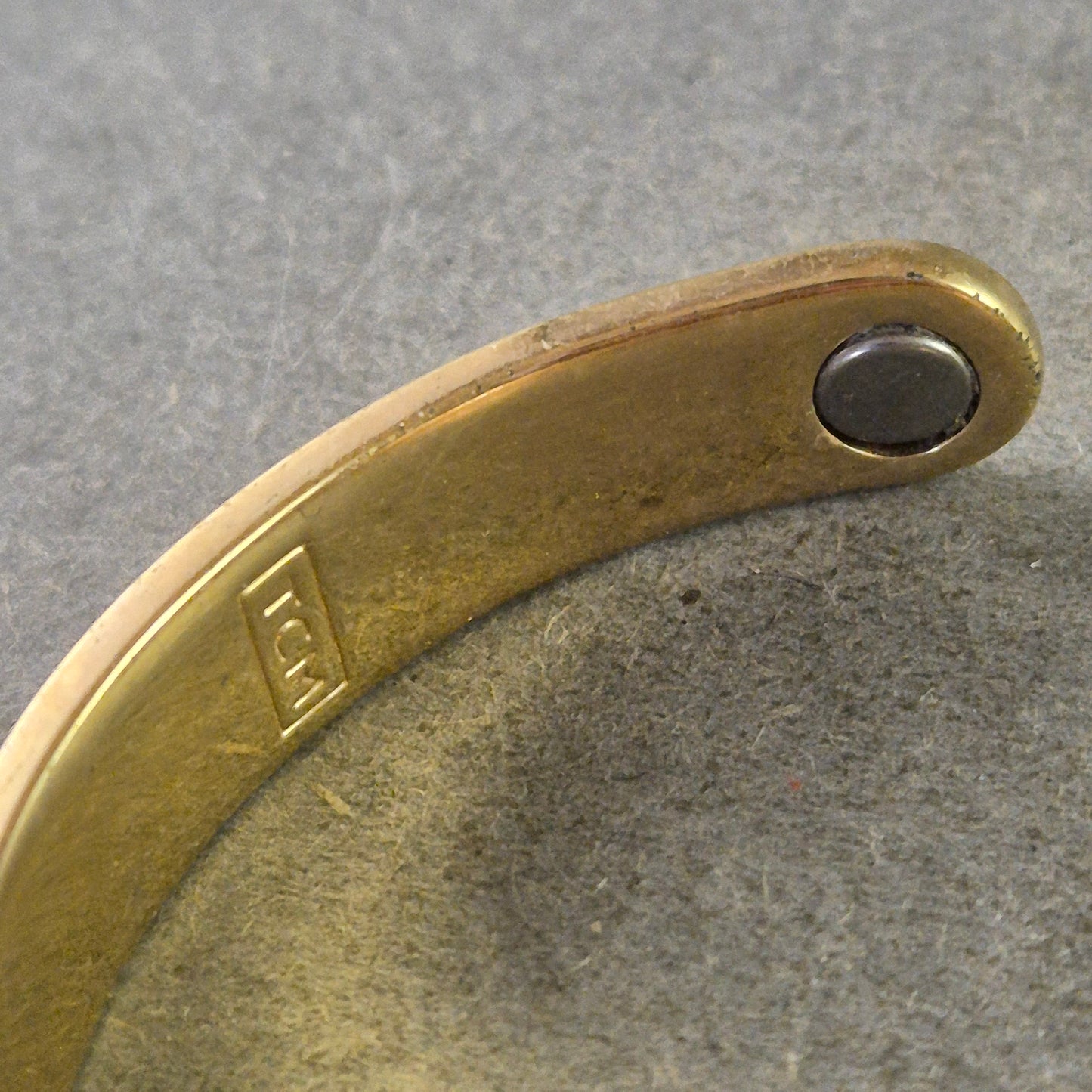 Eleganter MCM Armreif aus Metall mit Magnetelementen