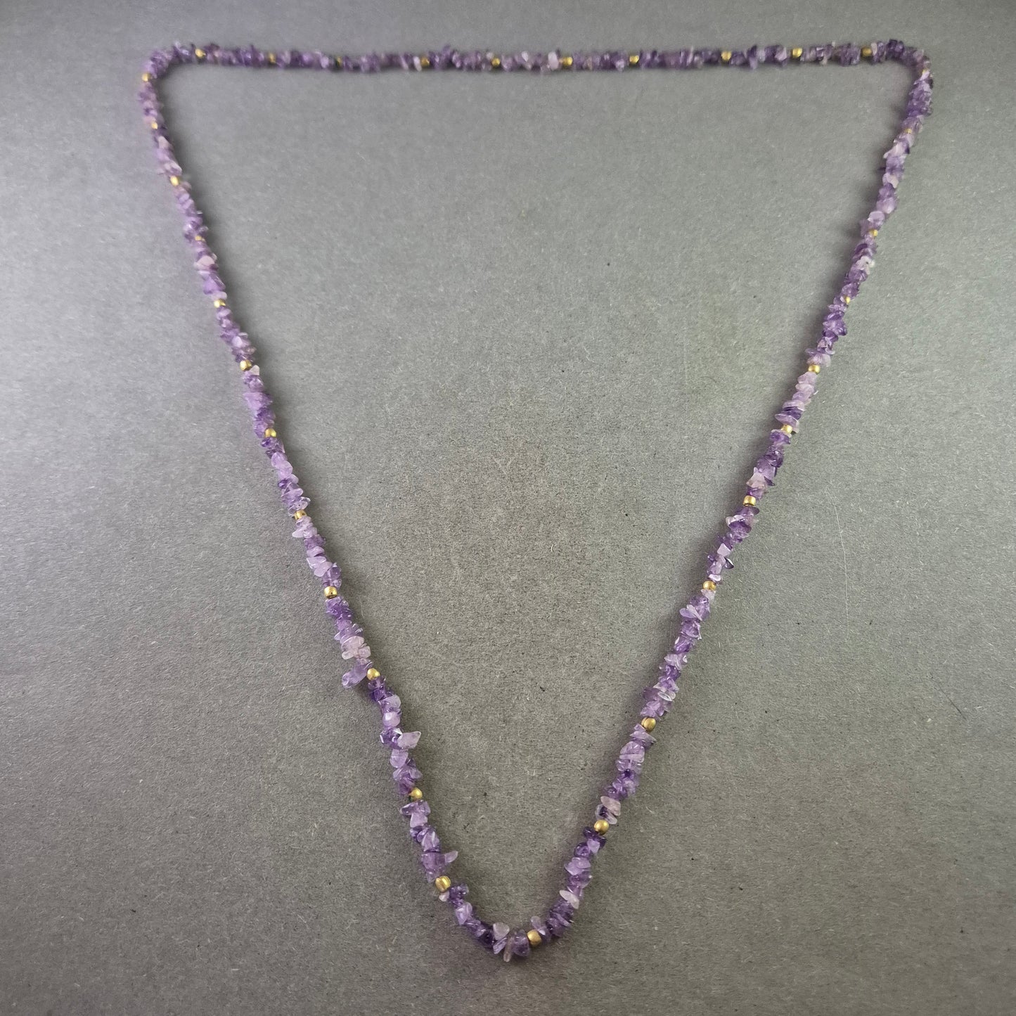 Lange Amethyst Halskette mit Naturstein-Chips und goldfarbenen Perlen