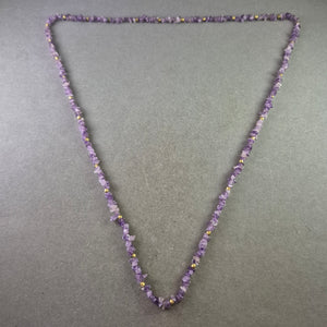Lange Amethyst Halskette mit Naturstein-Chips und goldfarbenen Perlen