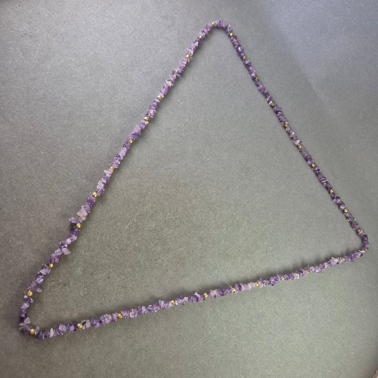 Lange Amethyst Halskette mit Naturstein-Chips und goldfarbenen Perlen