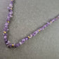 Lange Amethyst Halskette mit Naturstein-Chips und goldfarbenen Perlen