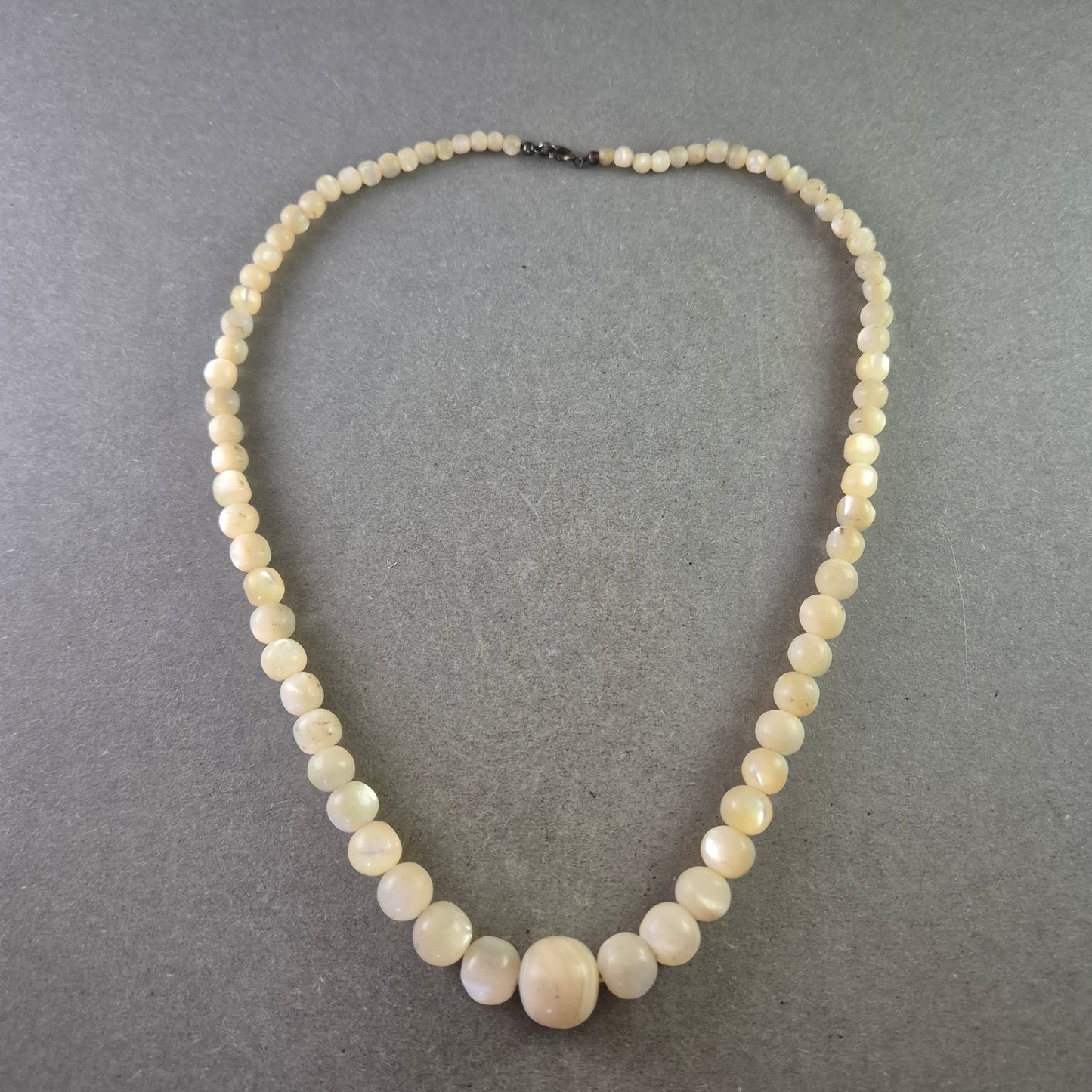 Vintage Halskette mit cremefarbenen Perlen – klassisch elegant