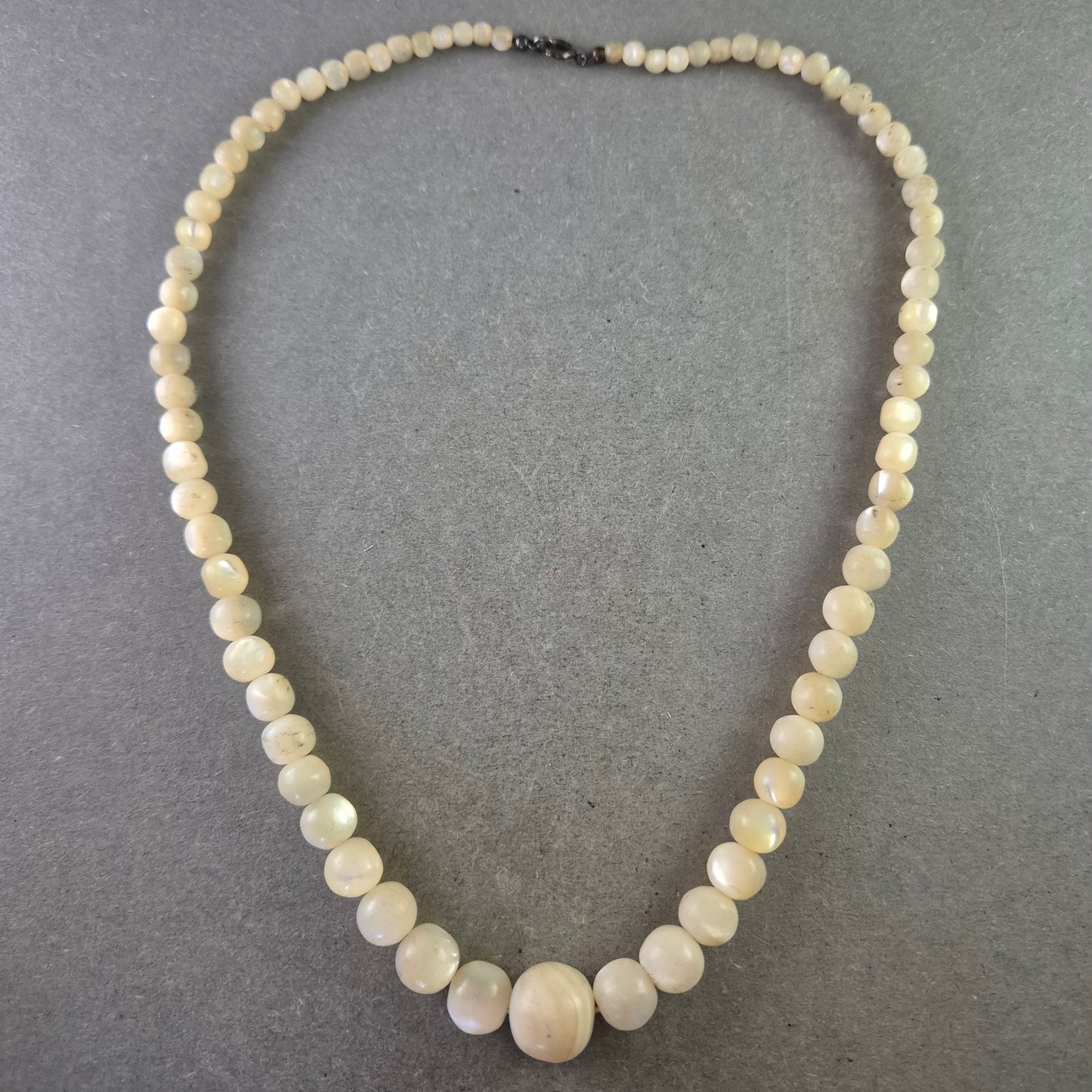 Vintage Halskette mit cremefarbenen Perlen – klassisch elegant