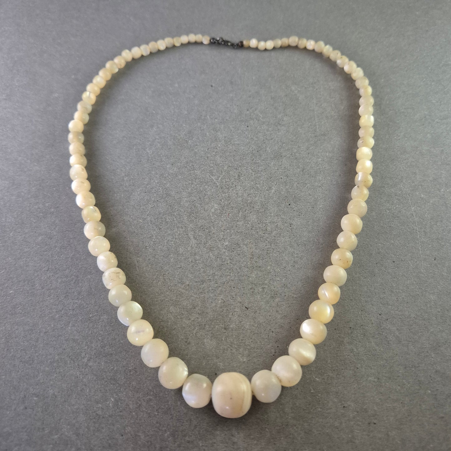 Vintage Halskette mit cremefarbenen Perlen – klassisch elegant