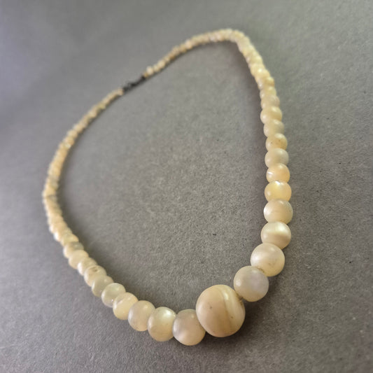Vintage Halskette mit cremefarbenen Perlen – klassisch elegant