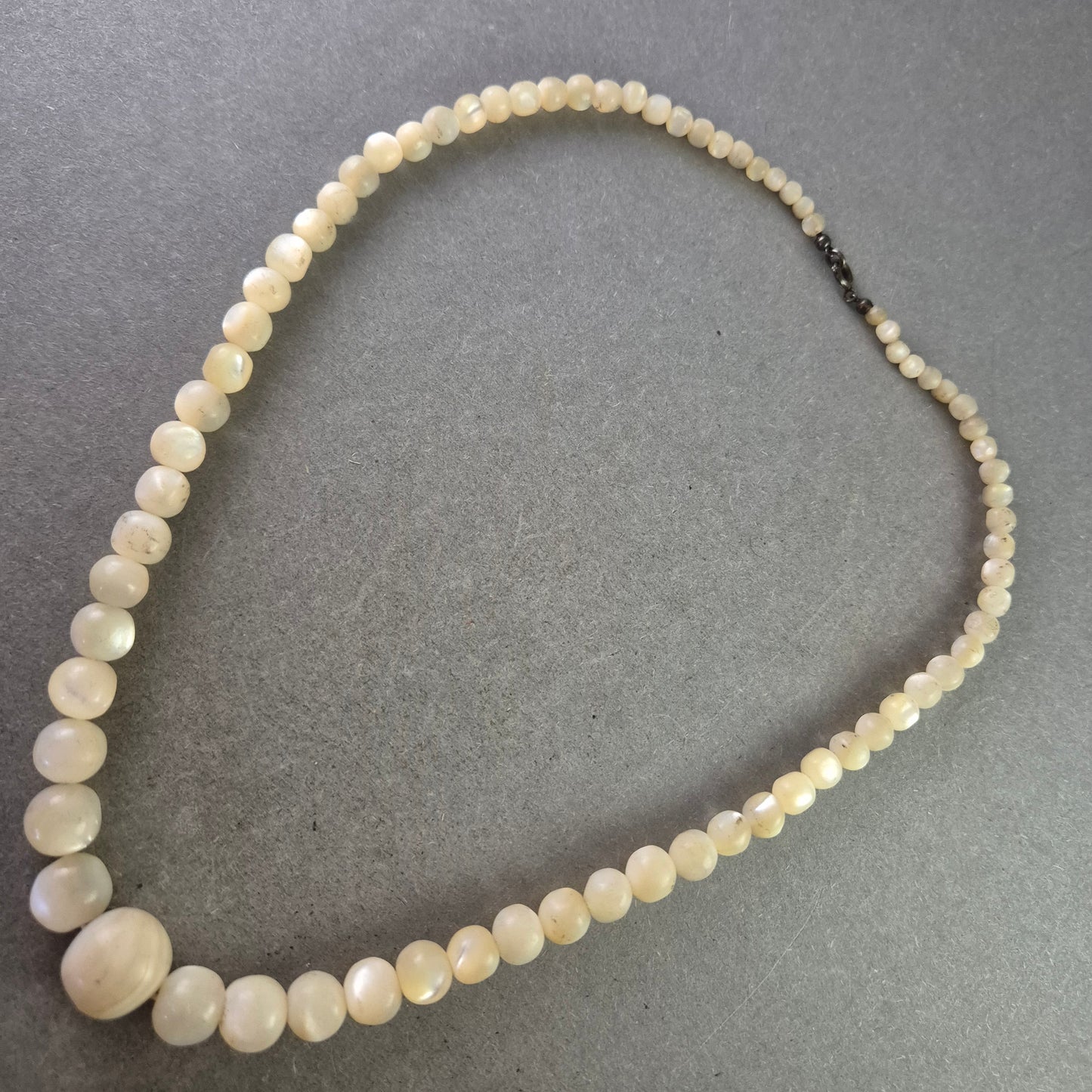 Vintage Halskette mit cremefarbenen Perlen – klassisch elegant