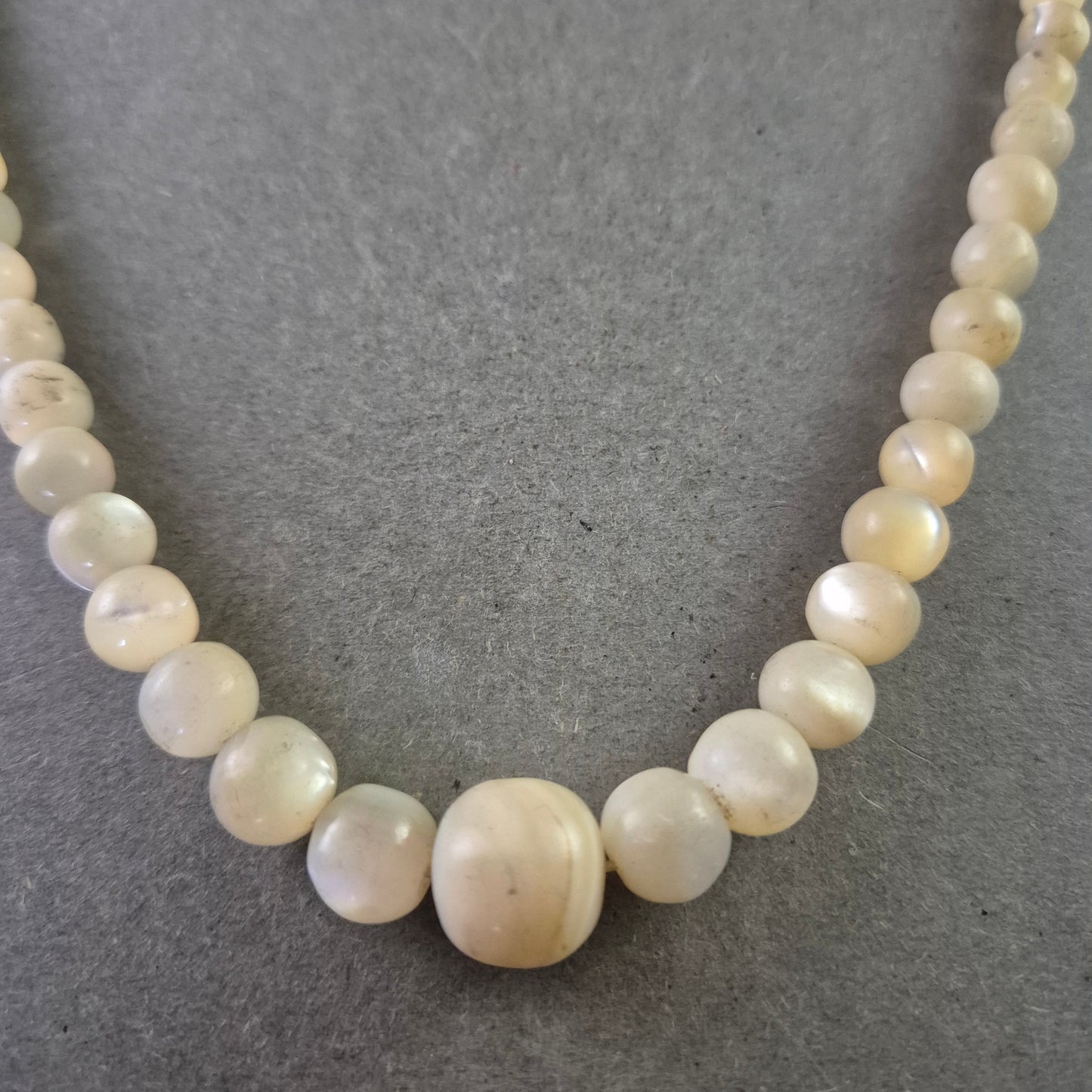 Vintage Halskette mit cremefarbenen Perlen – klassisch elegant