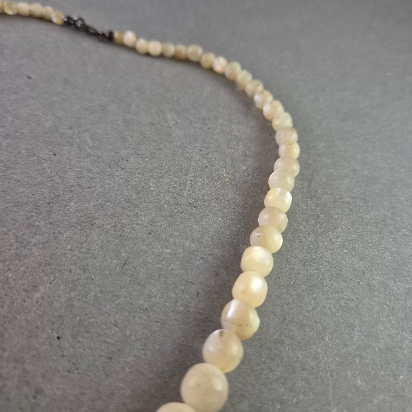 Vintage Halskette mit cremefarbenen Perlen – klassisch elegant