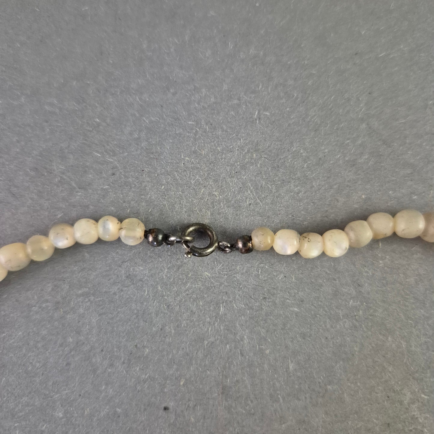 Vintage Halskette mit cremefarbenen Perlen – klassisch elegant