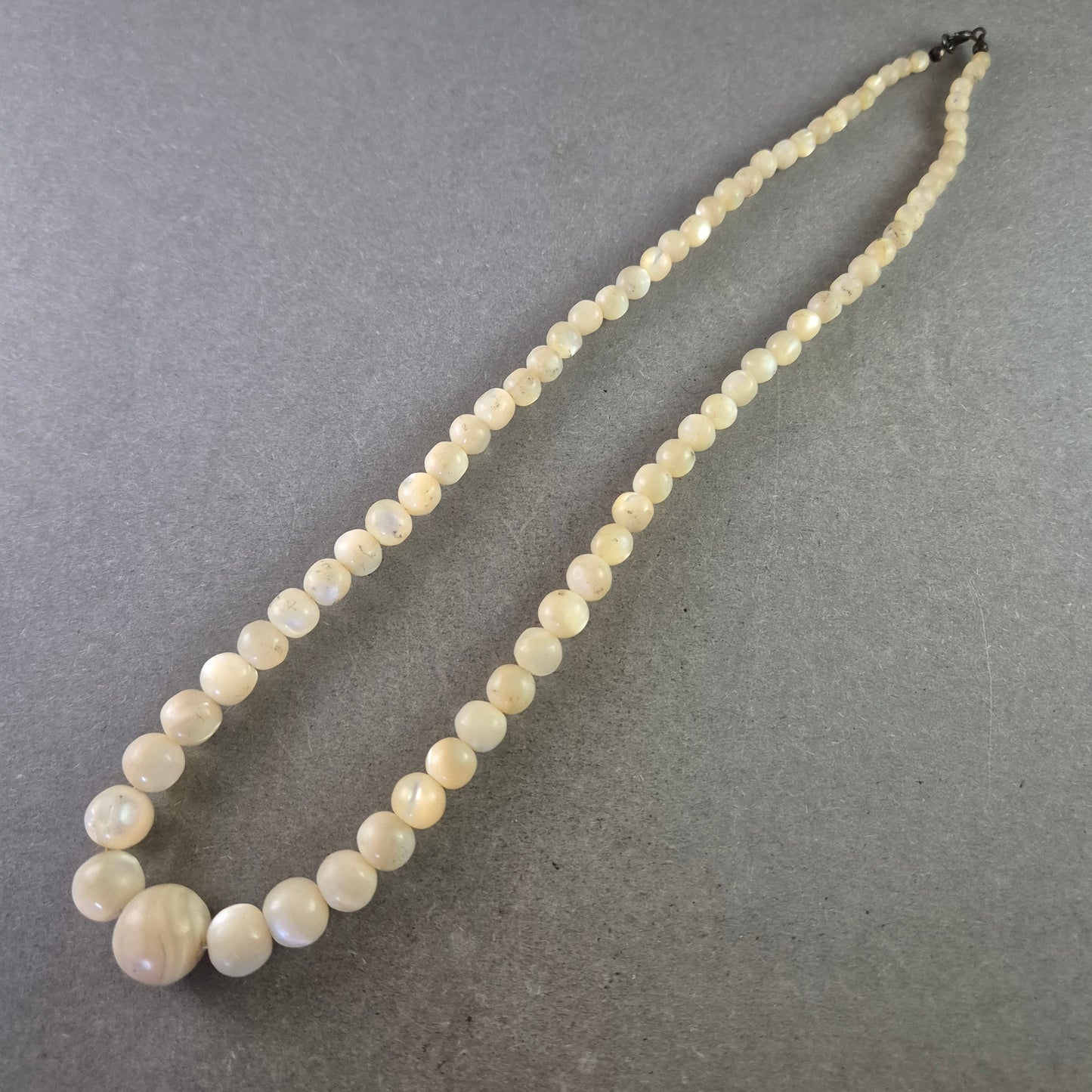 Vintage Halskette mit cremefarbenen Perlen – klassisch elegant