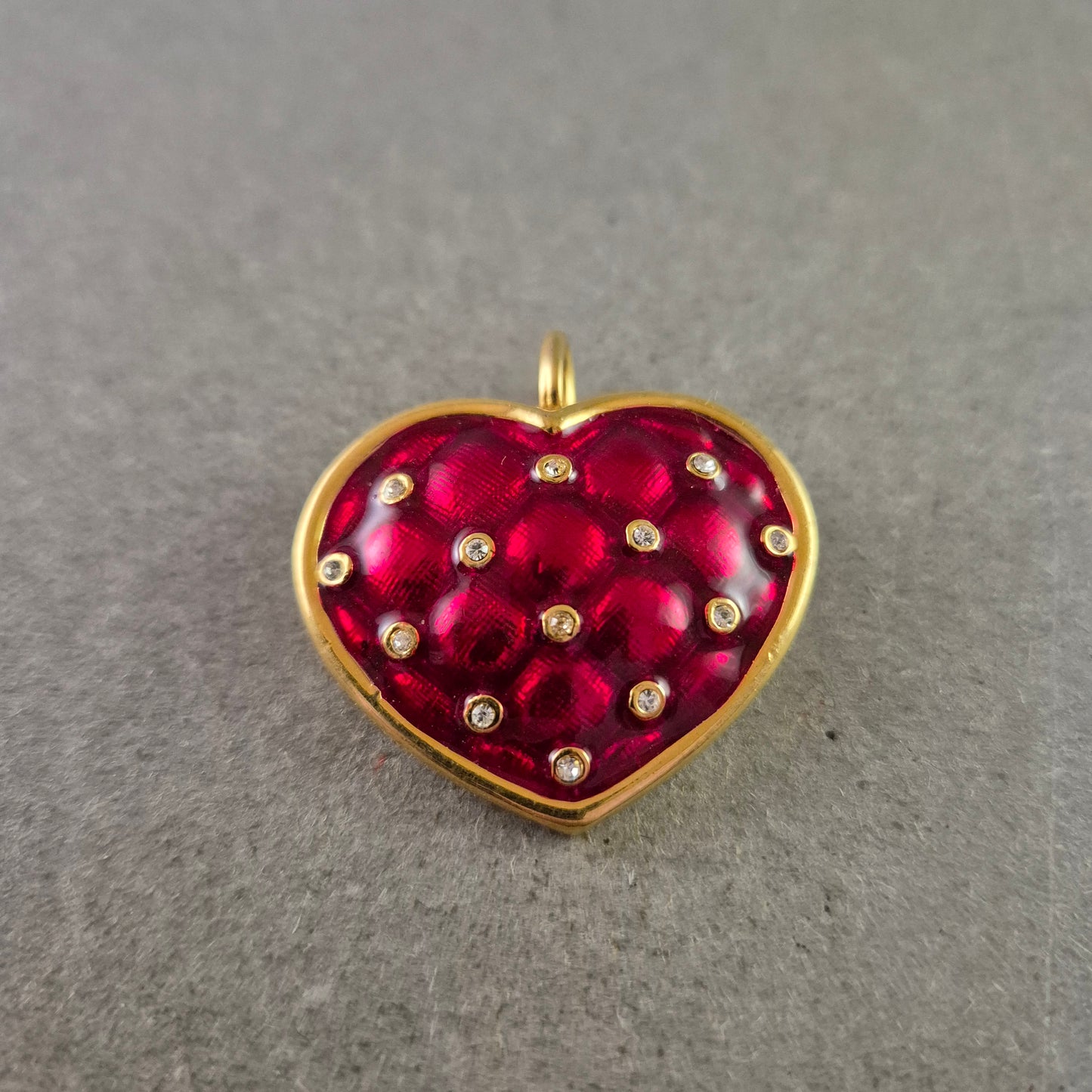 Herzförmige Brosche in Rot mit Strass und Goldfassung