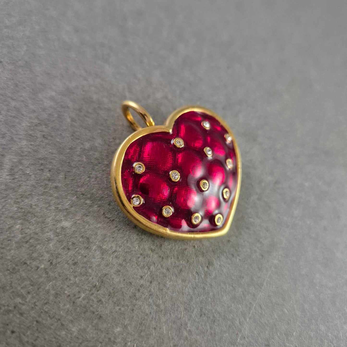 Herzförmige Brosche in Rot mit Strass und Goldfassung