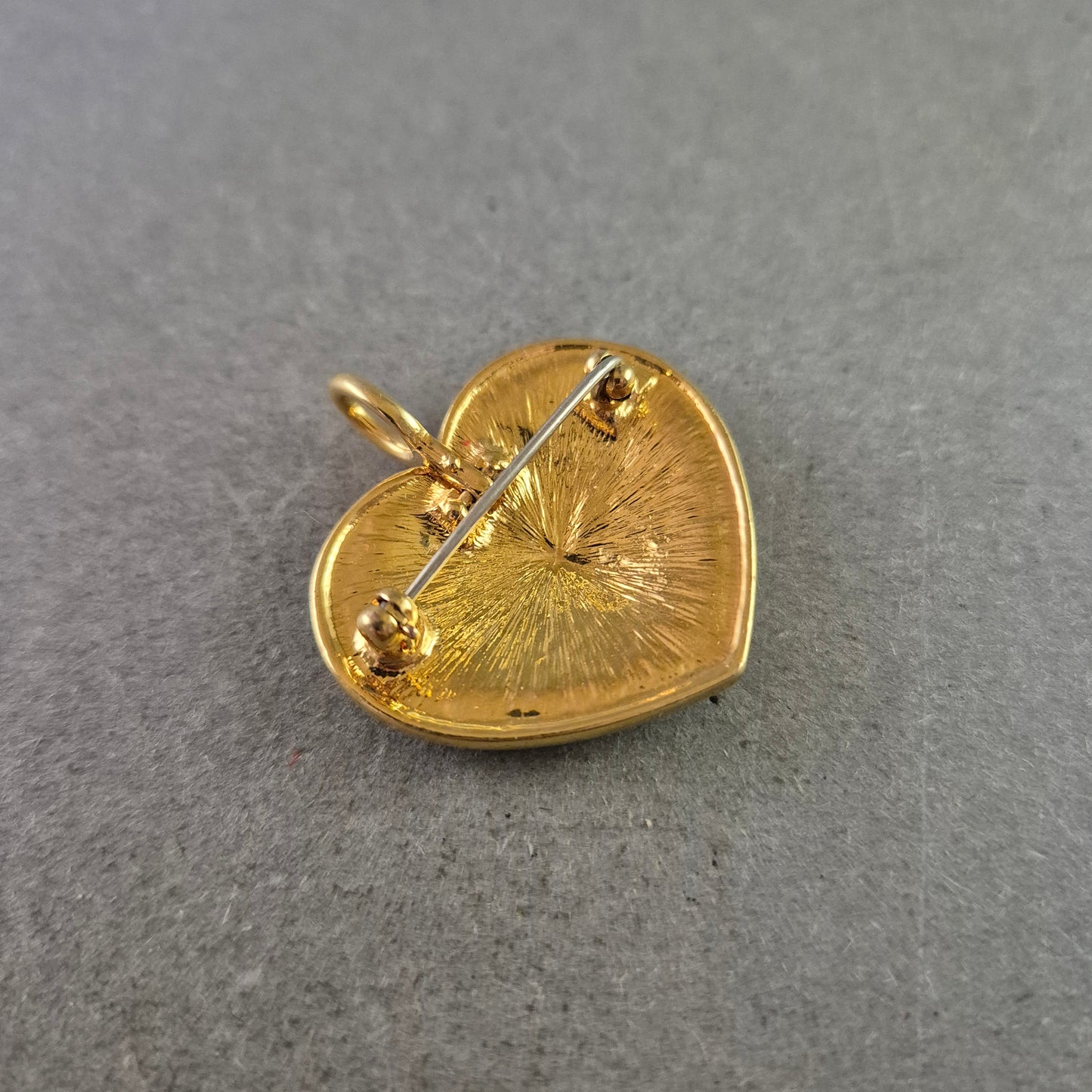 Herzförmige Brosche in Rot mit Strass und Goldfassung