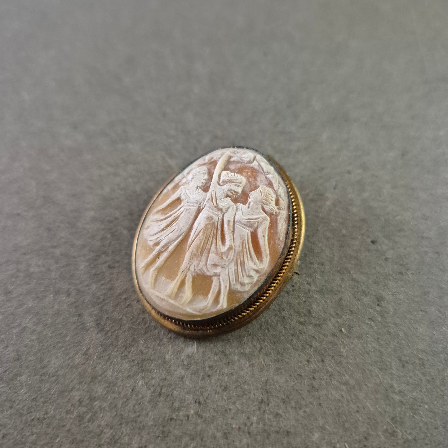 Antike Kamee Brosche mit klassischem Motiv in Goldfassung