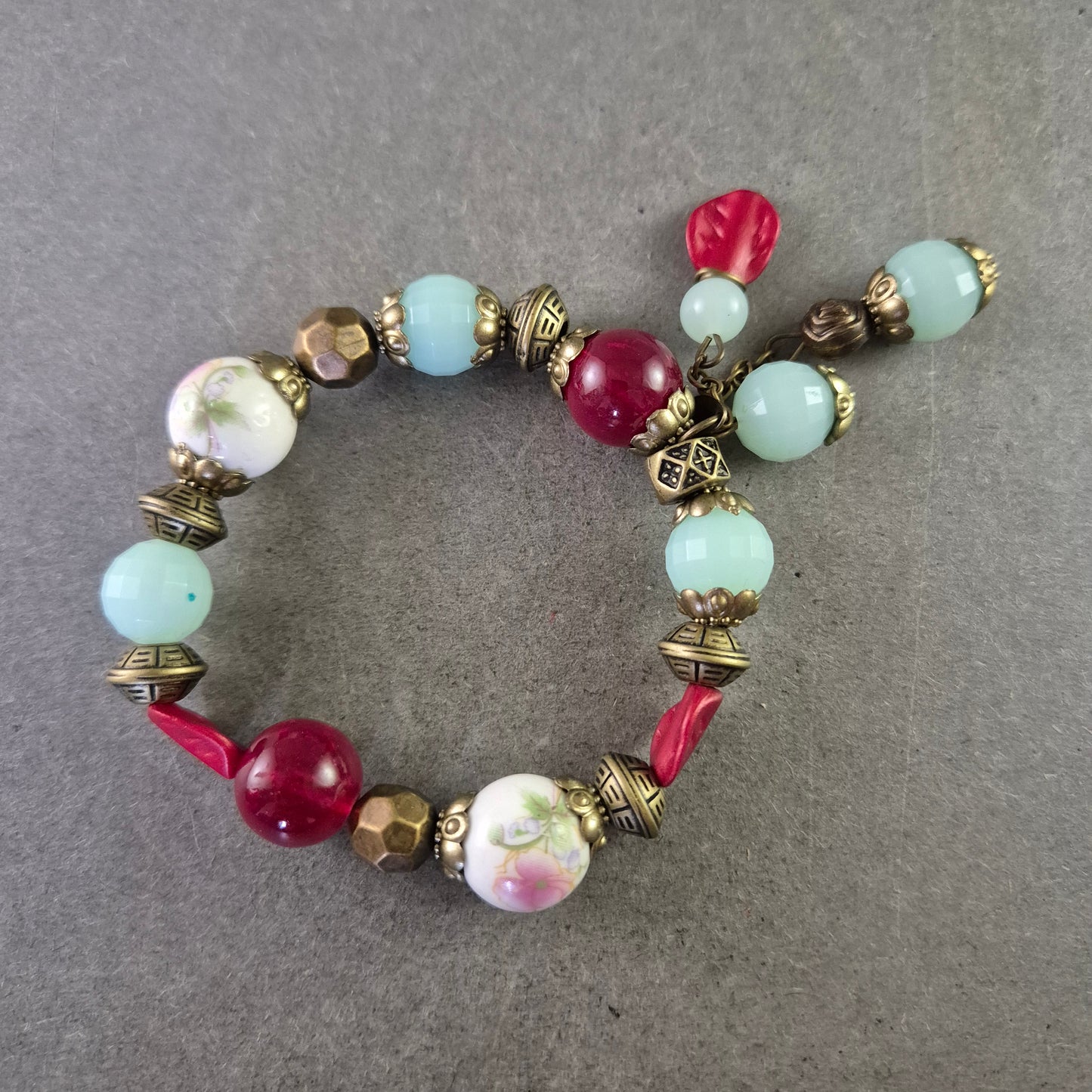 Farbenfrohes Perlenarmband mit Porzellan- und Glasperlen