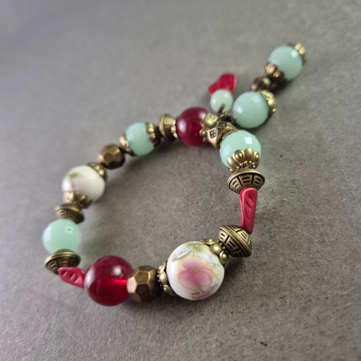 Farbenfrohes Perlenarmband mit Porzellan- und Glasperlen