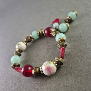 Farbenfrohes Perlenarmband mit Porzellan- und Glasperlen