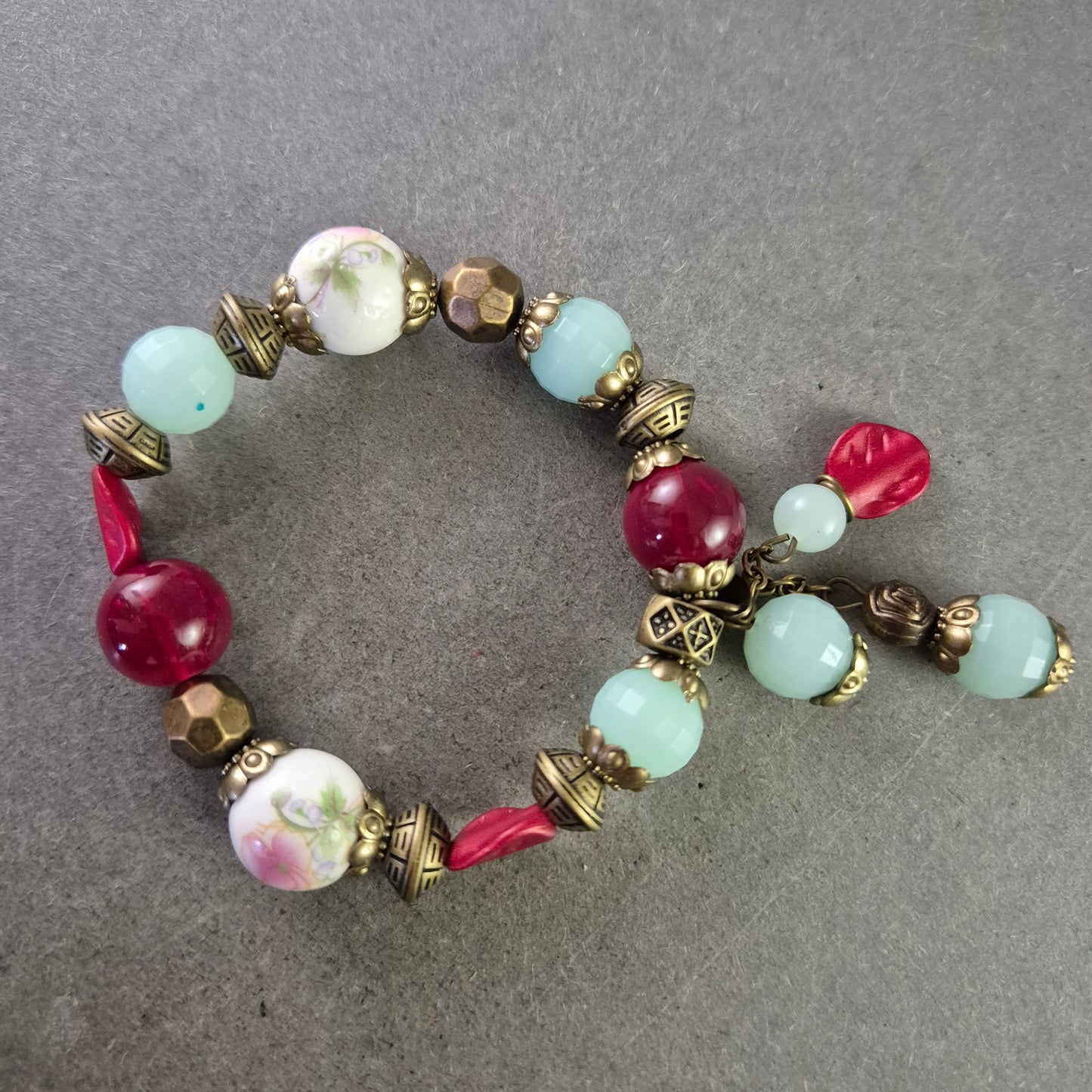 Farbenfrohes Perlenarmband mit Porzellan- und Glasperlen