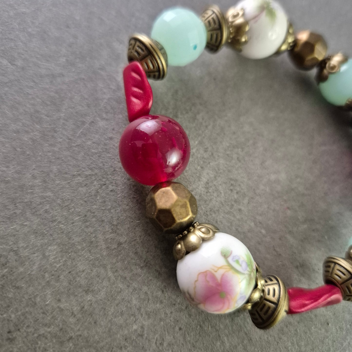 Farbenfrohes Perlenarmband mit Porzellan- und Glasperlen