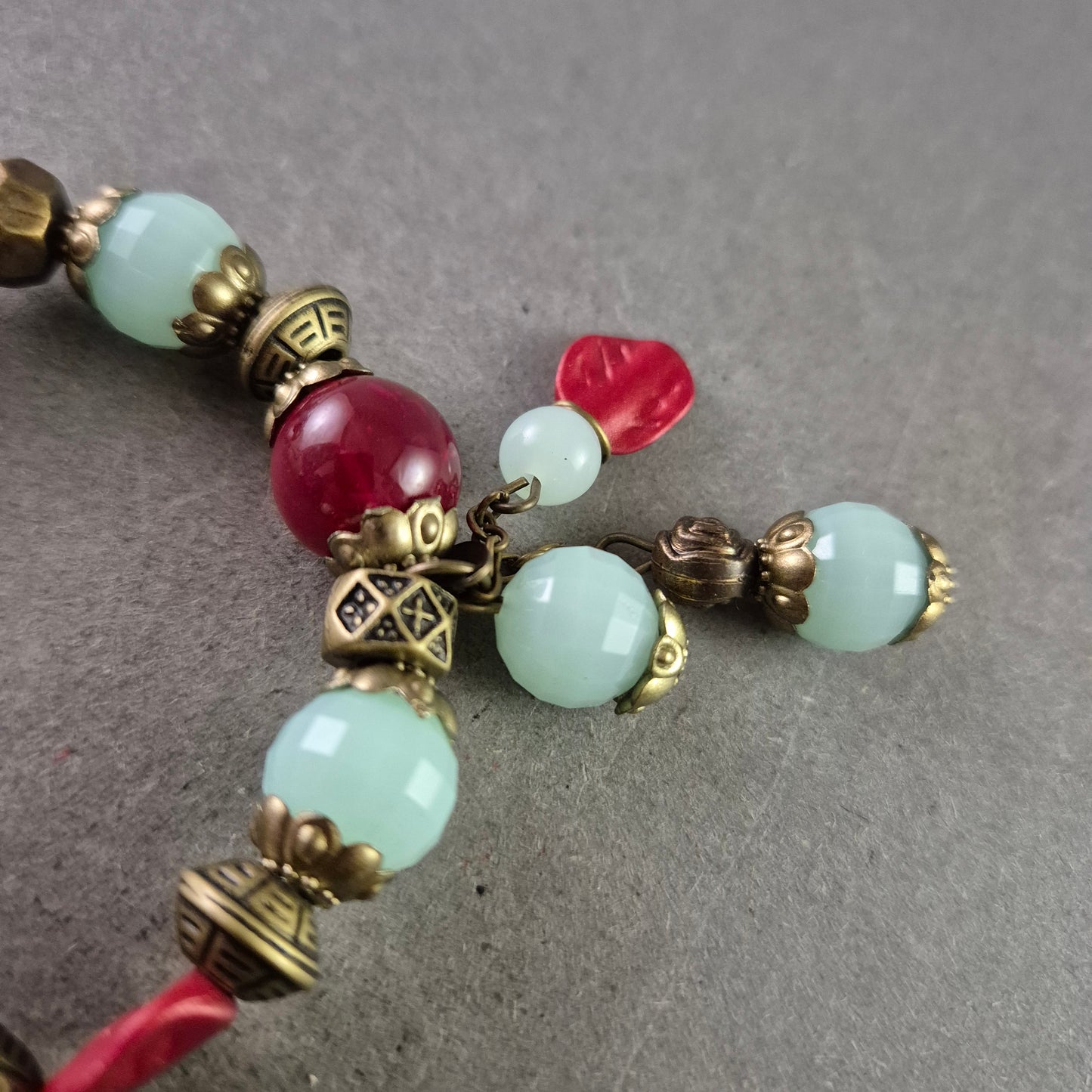 Farbenfrohes Perlenarmband mit Porzellan- und Glasperlen