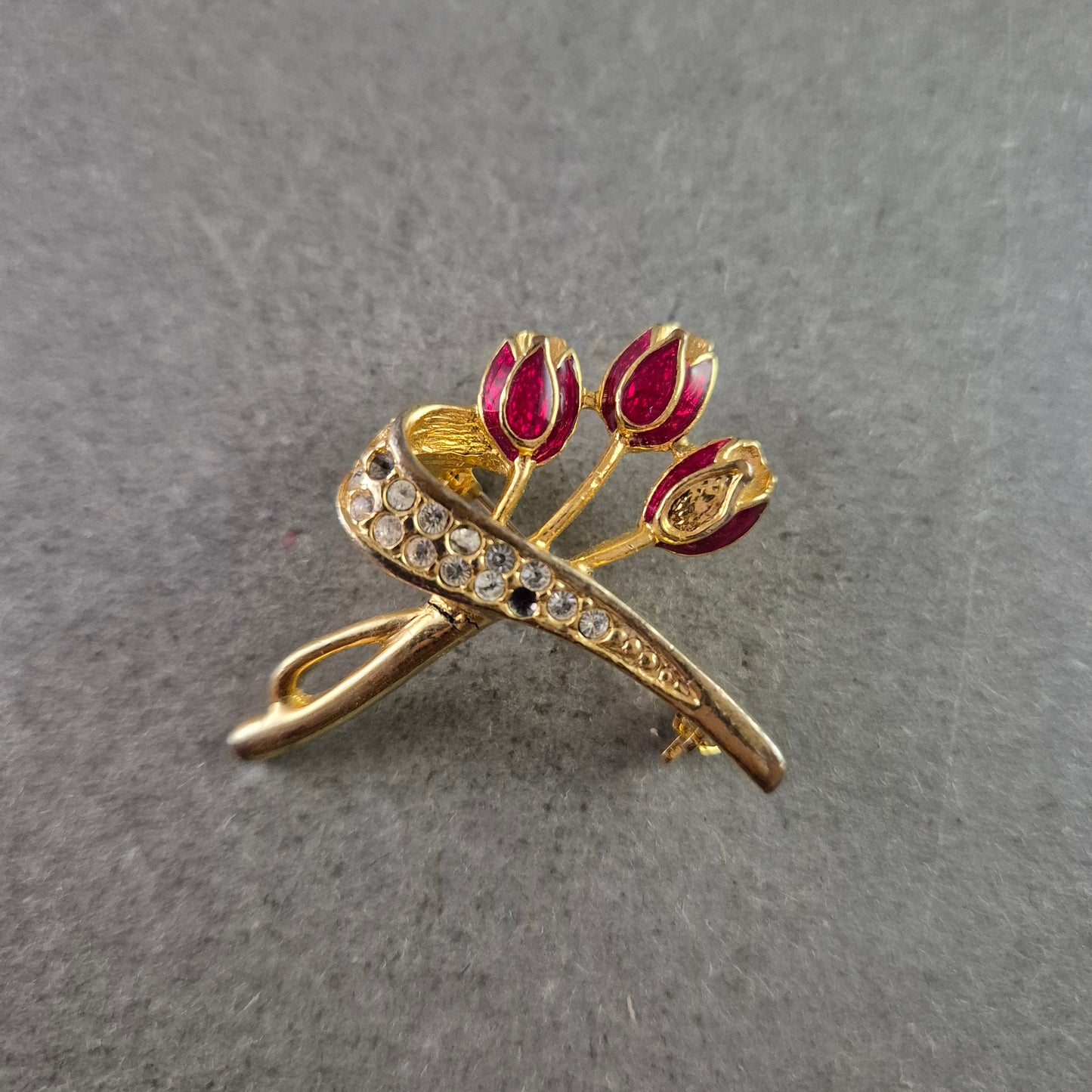 Goldfarbene Blumen Brosche mit roten Emaille-Blüten und Strass