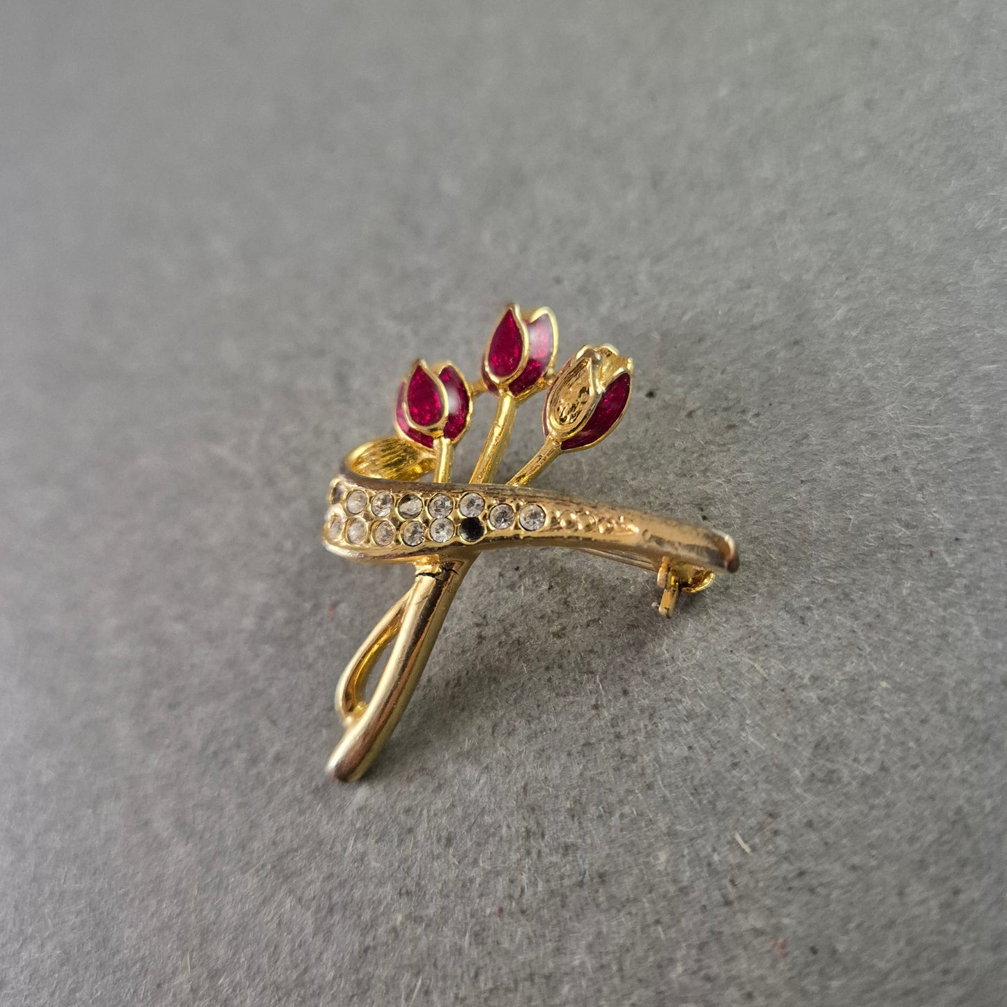 Goldfarbene Blumen Brosche mit roten Emaille-Blüten und Strass