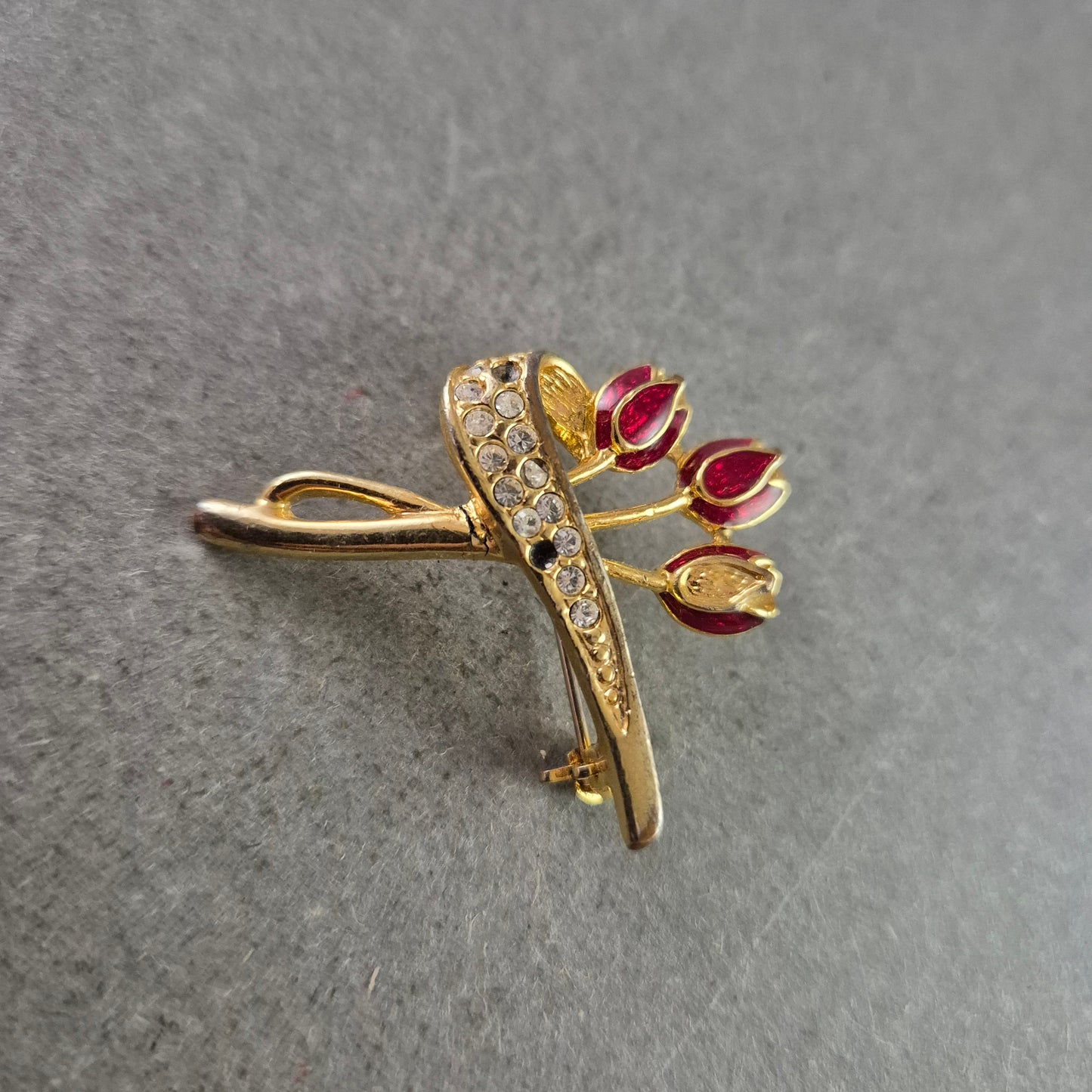 Goldfarbene Blumen Brosche mit roten Emaille-Blüten und Strass