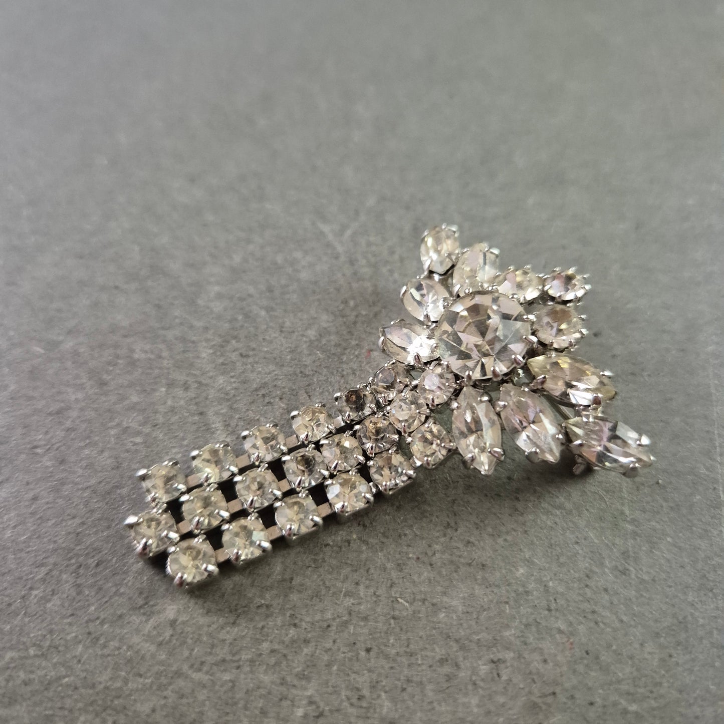 Strass Brosche in Silberoptik – Blütenform mit Anhänger