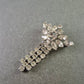 Strass Brosche in Silberoptik – Blütenform mit Anhänger