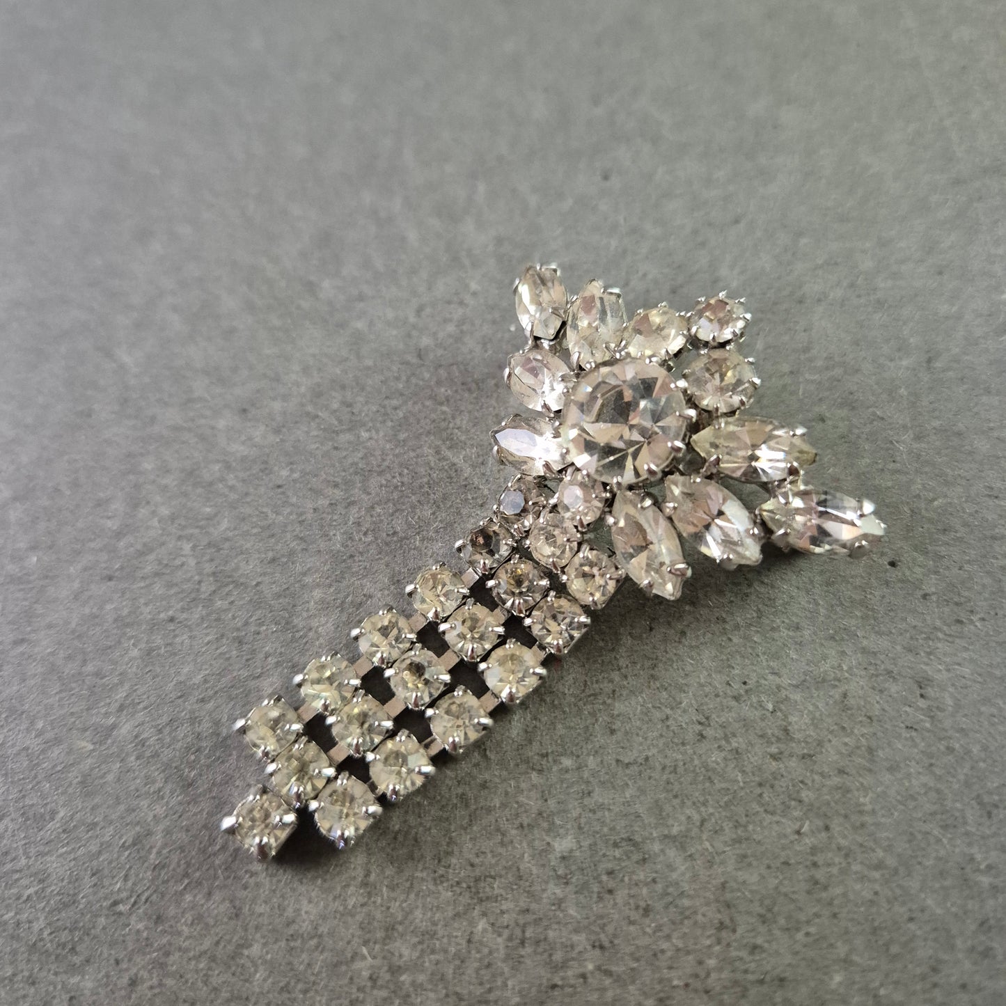 Strass Brosche in Silberoptik – Blütenform mit Anhänger