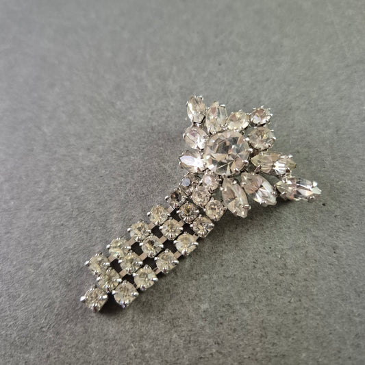 Strass Brosche in Silberoptik – Blütenform mit Anhänger