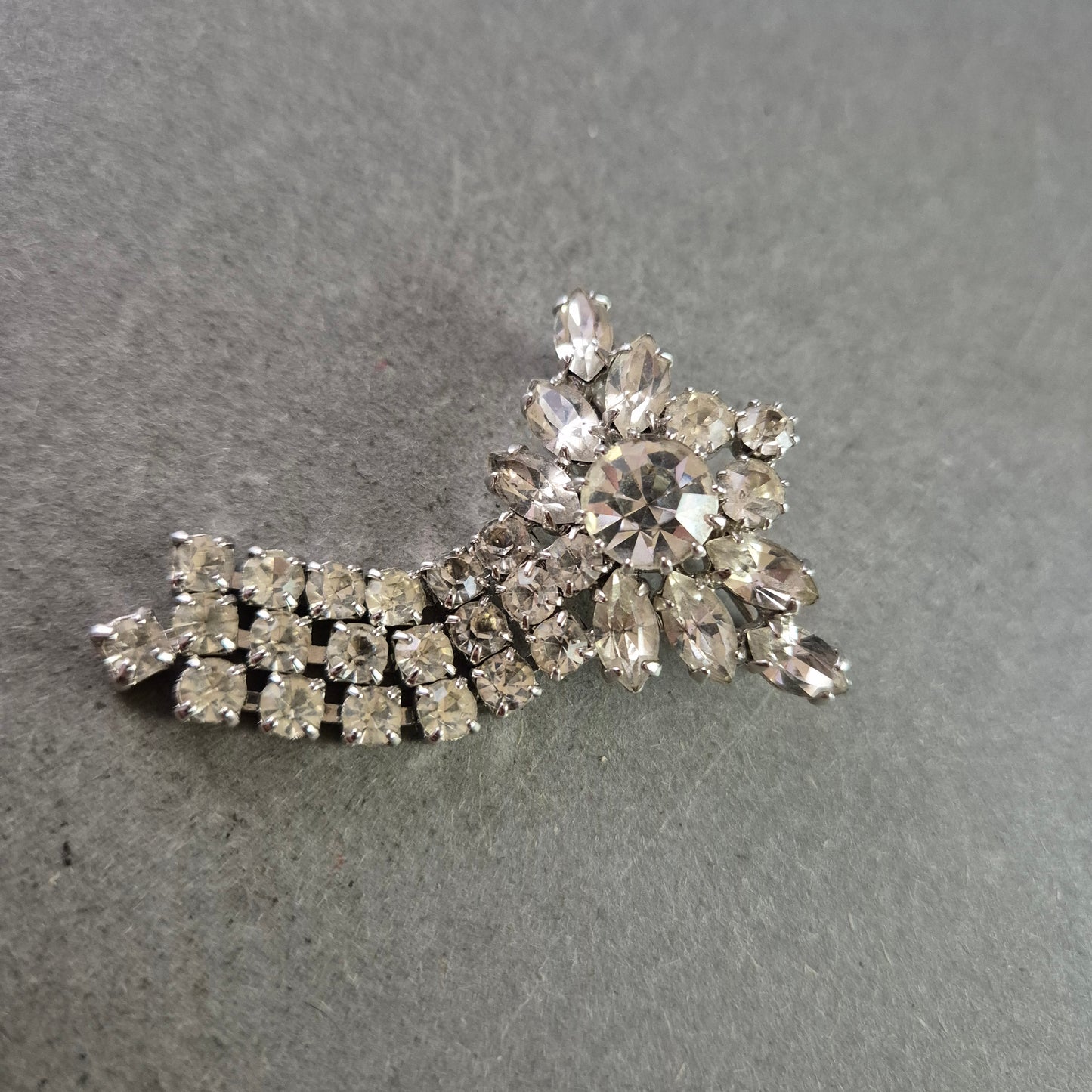 Strass Brosche in Silberoptik – Blütenform mit Anhänger