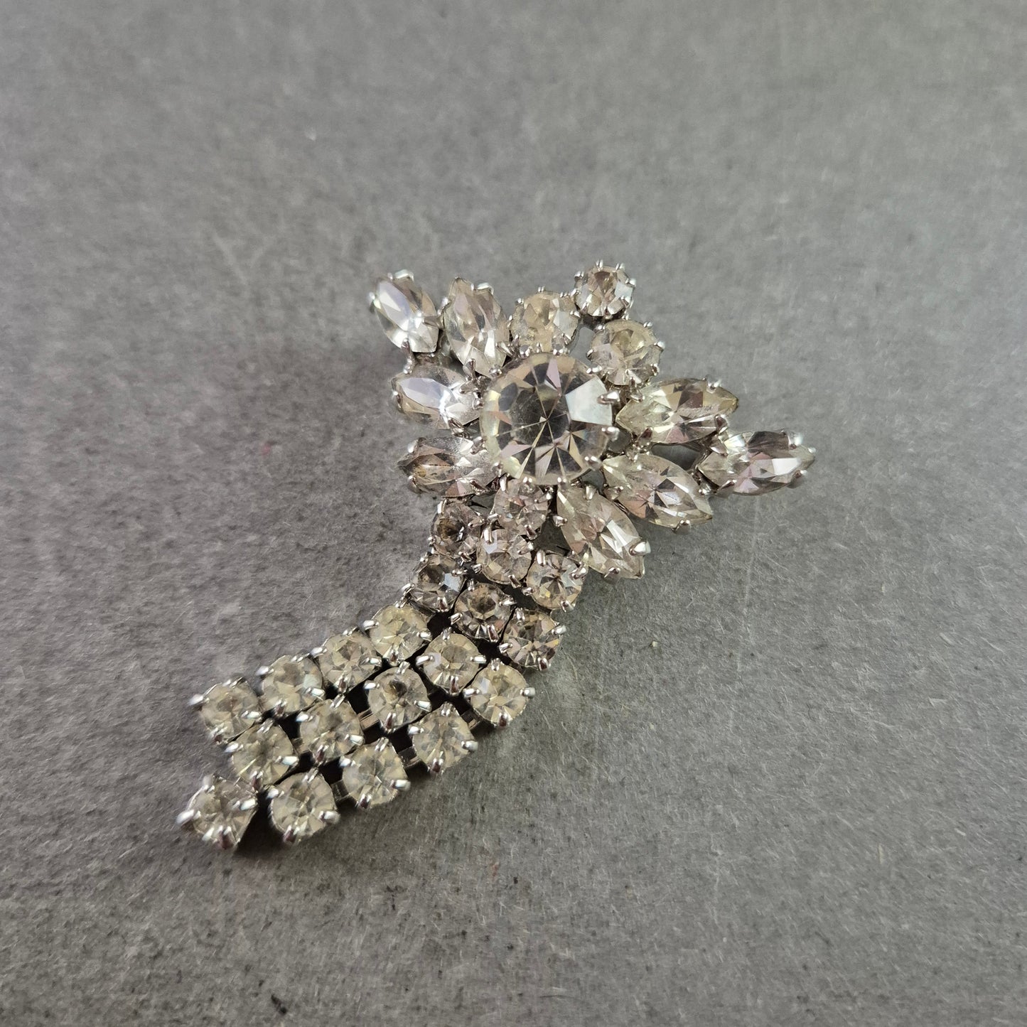 Strass Brosche in Silberoptik – Blütenform mit Anhänger