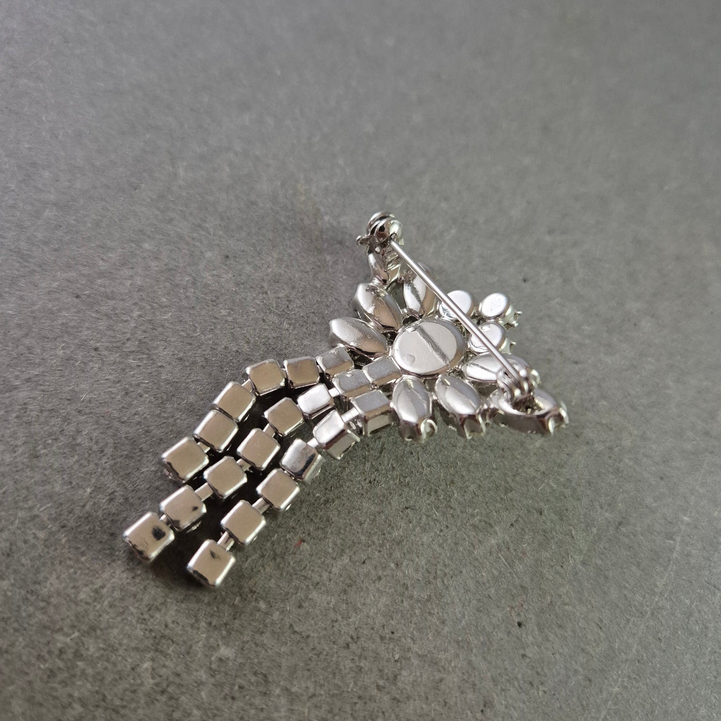 Strass Brosche in Silberoptik – Blütenform mit Anhänger