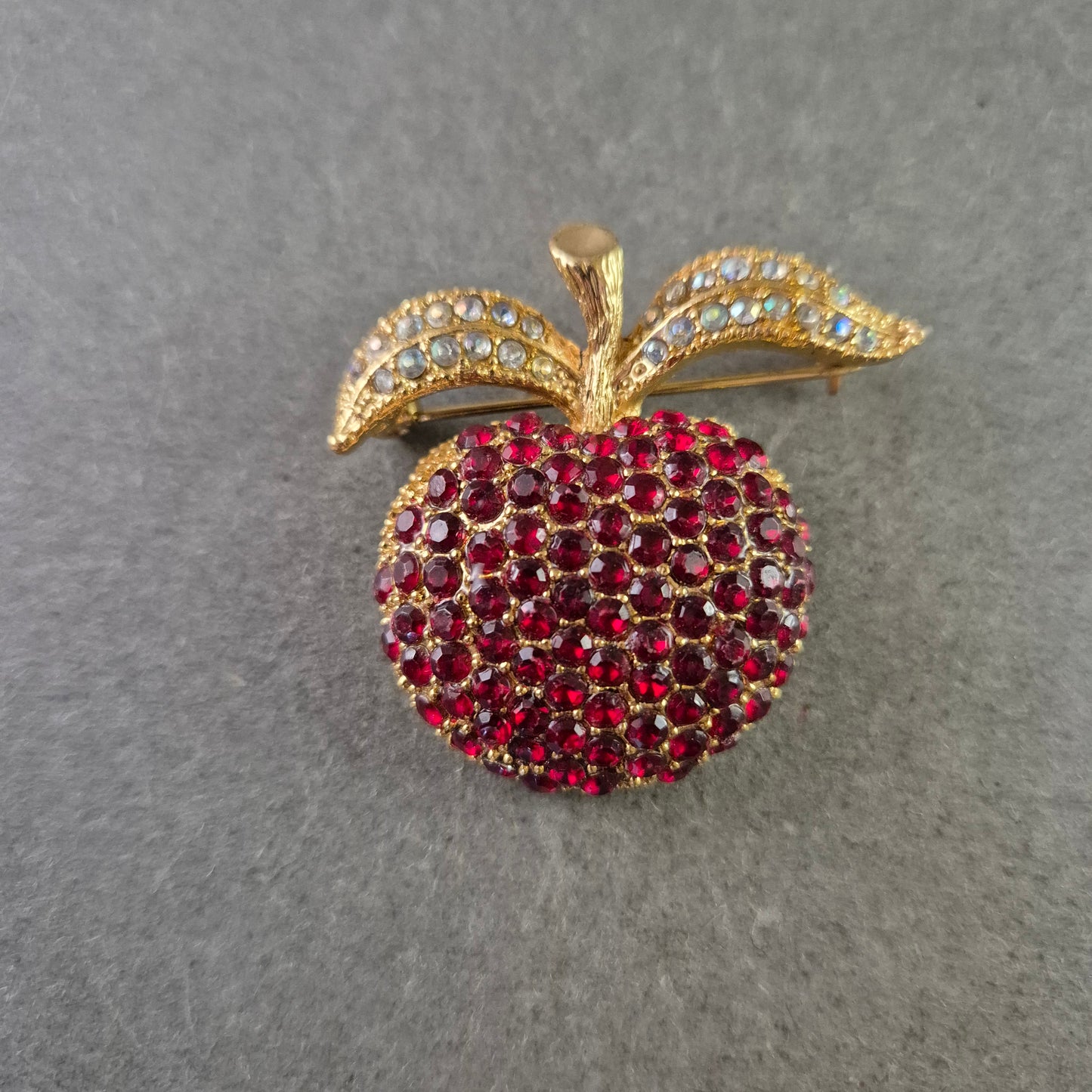 Goldfarbene Apfel Brosche mit roten und klaren Strasssteinen