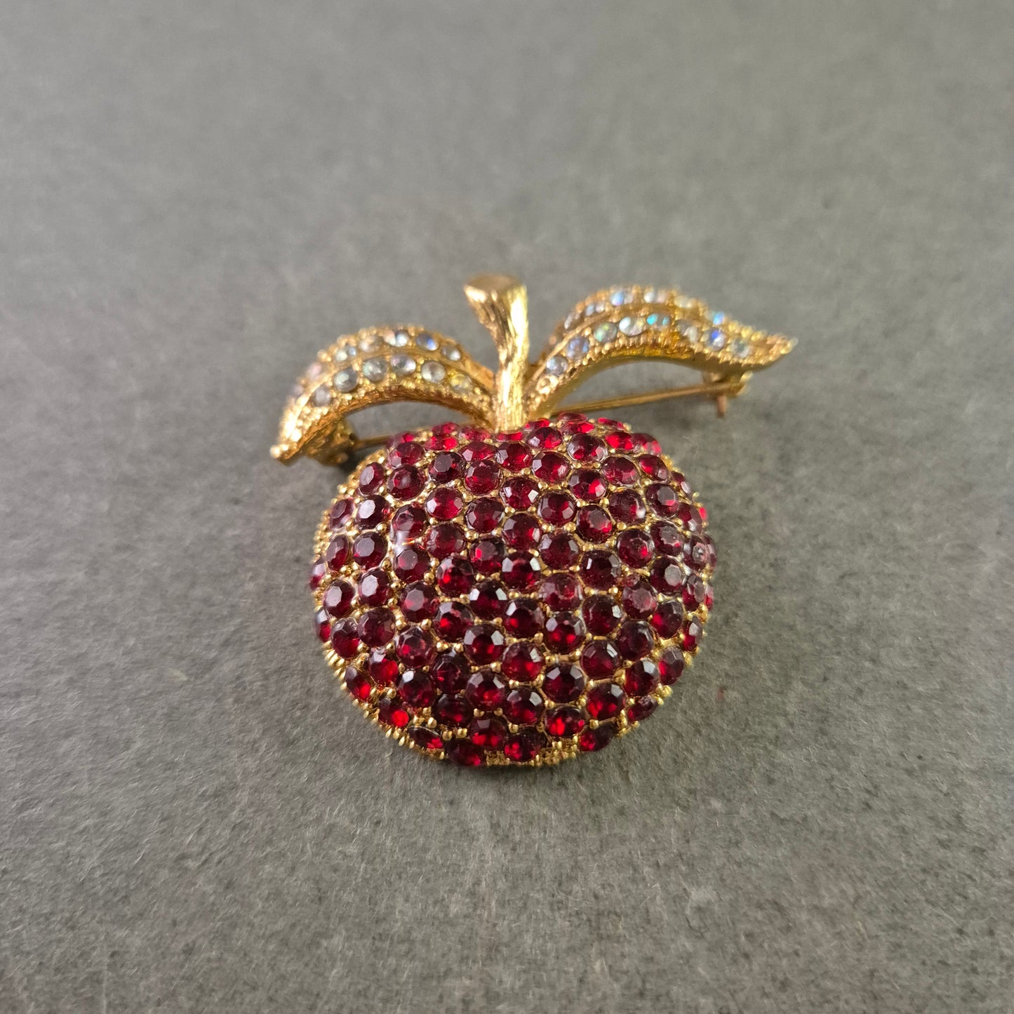 Goldfarbene Apfel Brosche mit roten und klaren Strasssteinen