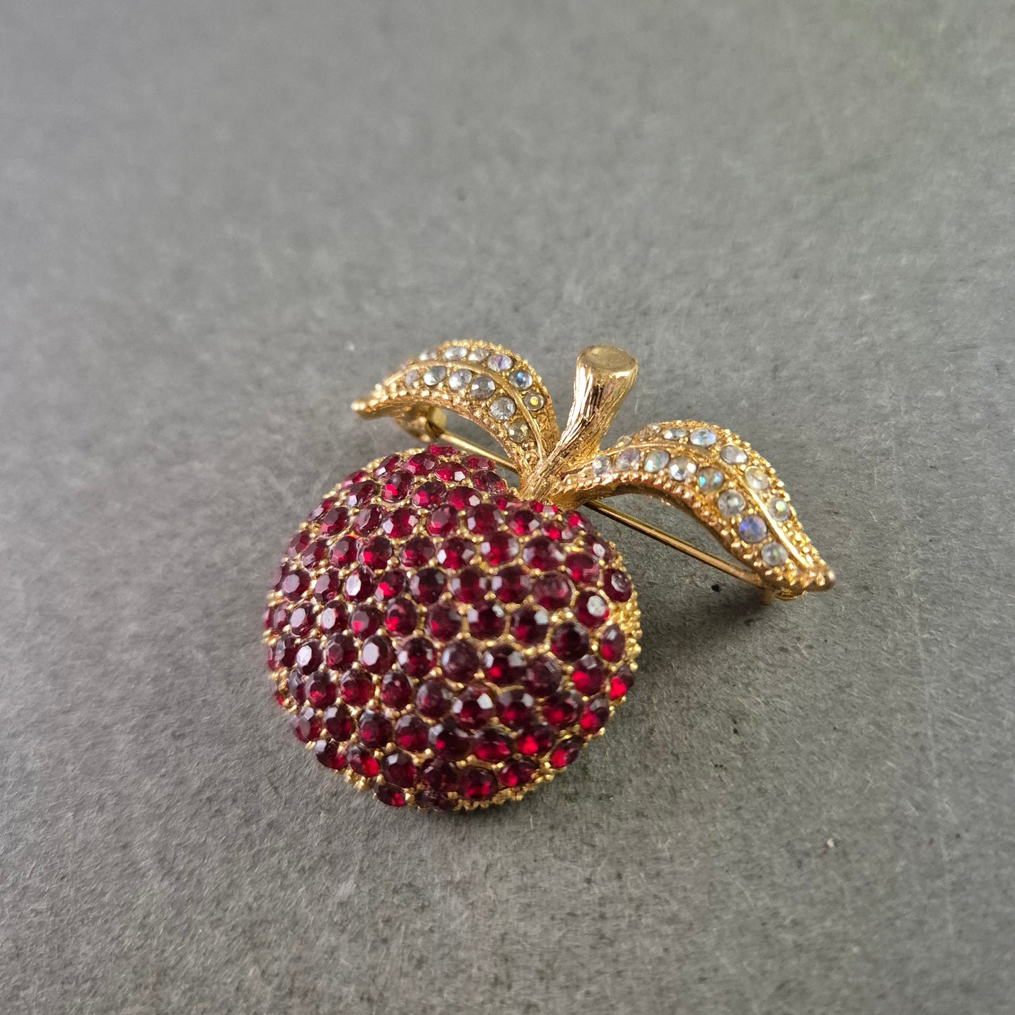 Goldfarbene Apfel Brosche mit roten und klaren Strasssteinen