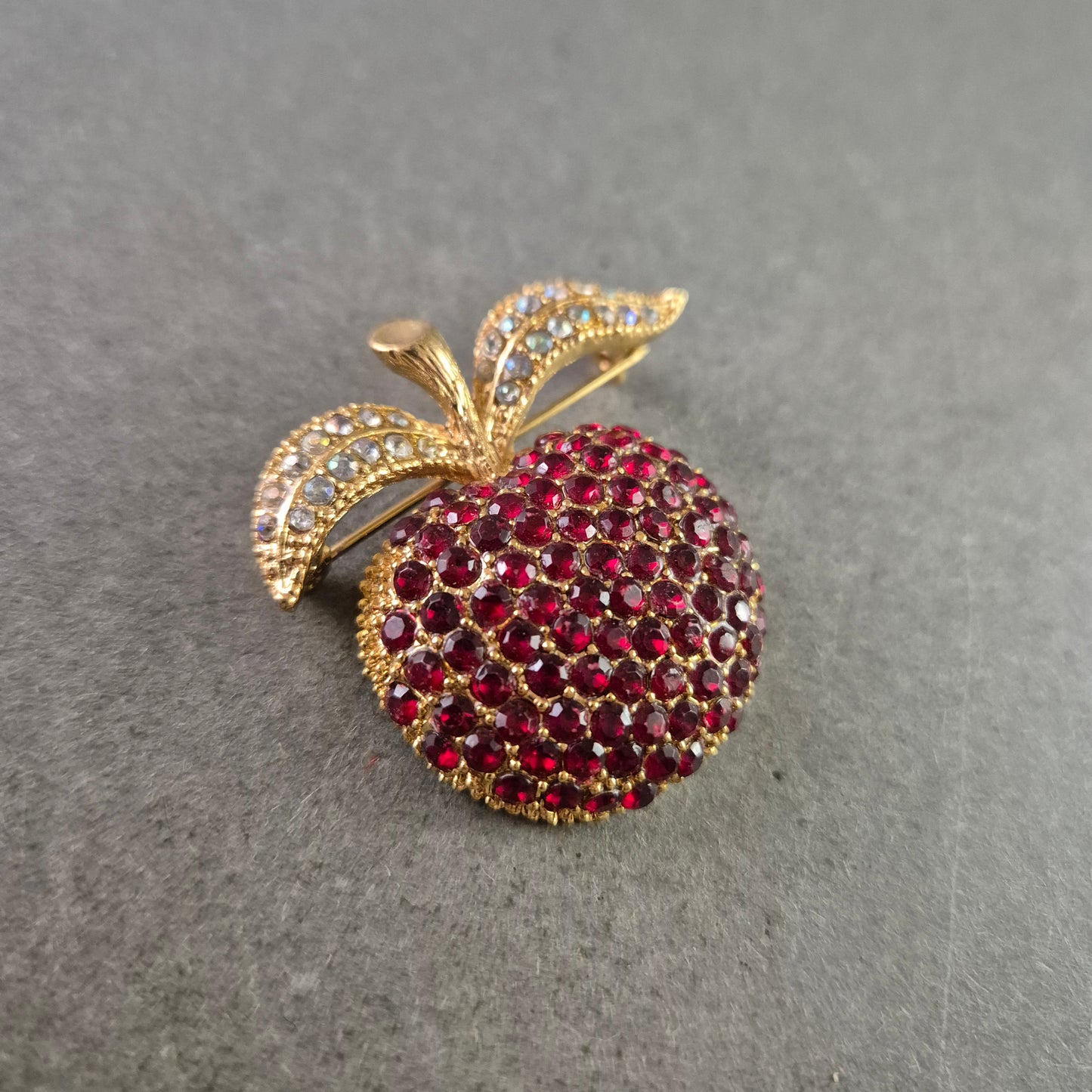 Goldfarbene Apfel Brosche mit roten und klaren Strasssteinen