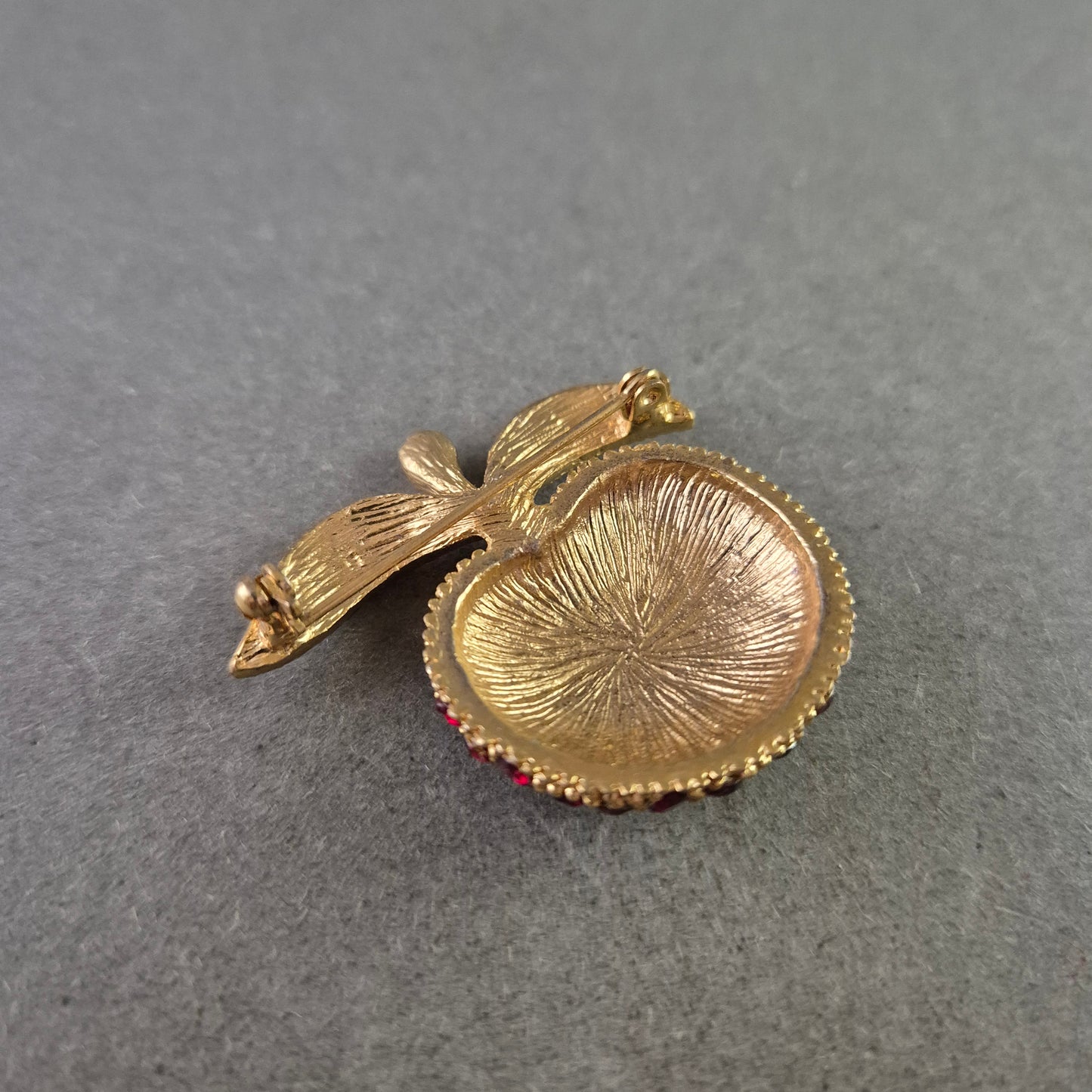 Goldfarbene Apfel Brosche mit roten und klaren Strasssteinen