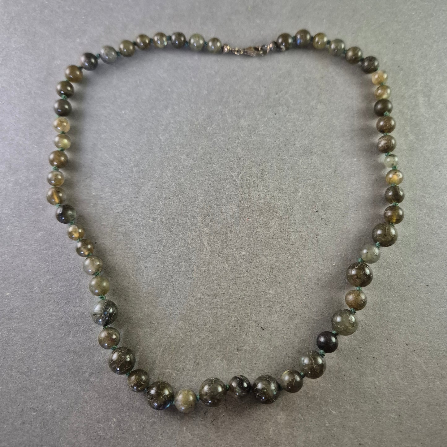 Dunkelgrüne Edelstein Kette mit runden Perlen