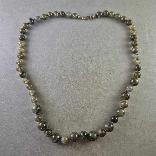 Dunkelgrüne Edelstein Kette mit runden Perlen