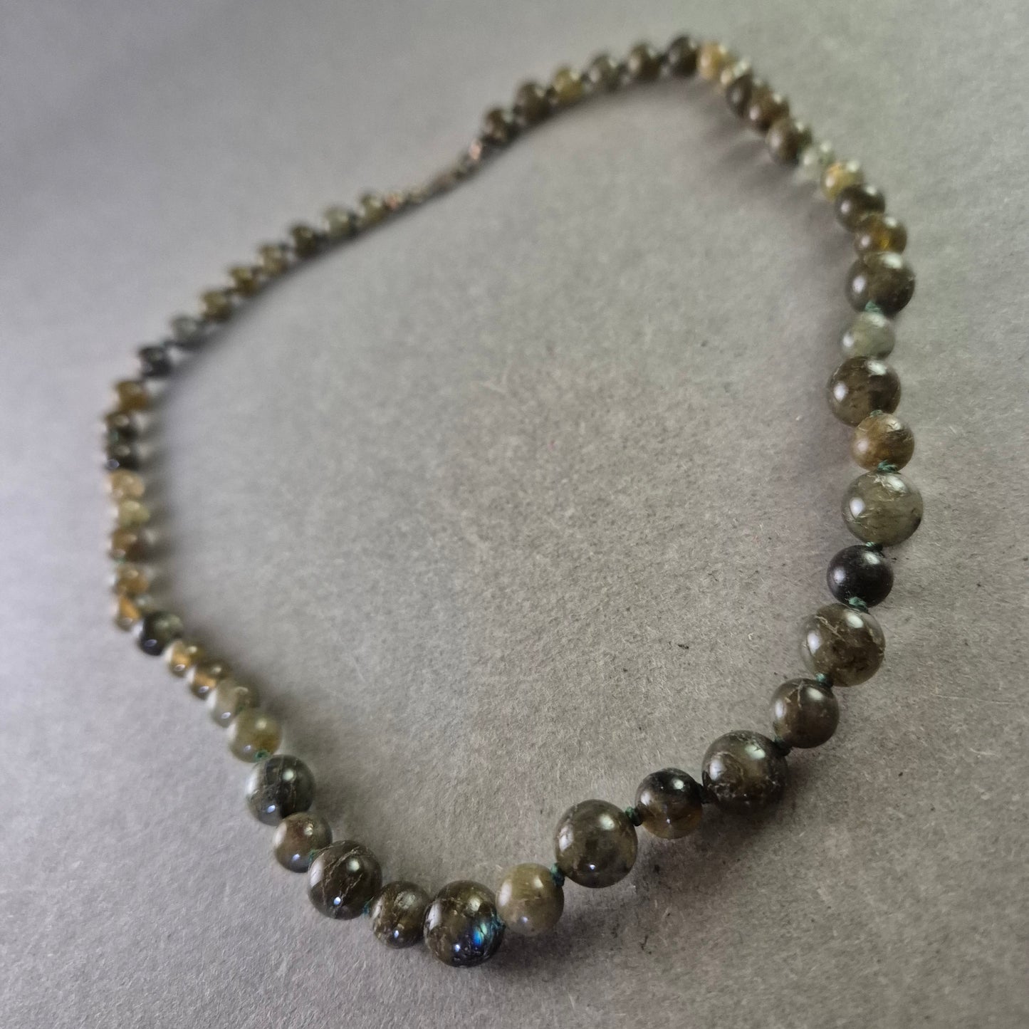 Dunkelgrüne Edelstein Kette mit runden Perlen