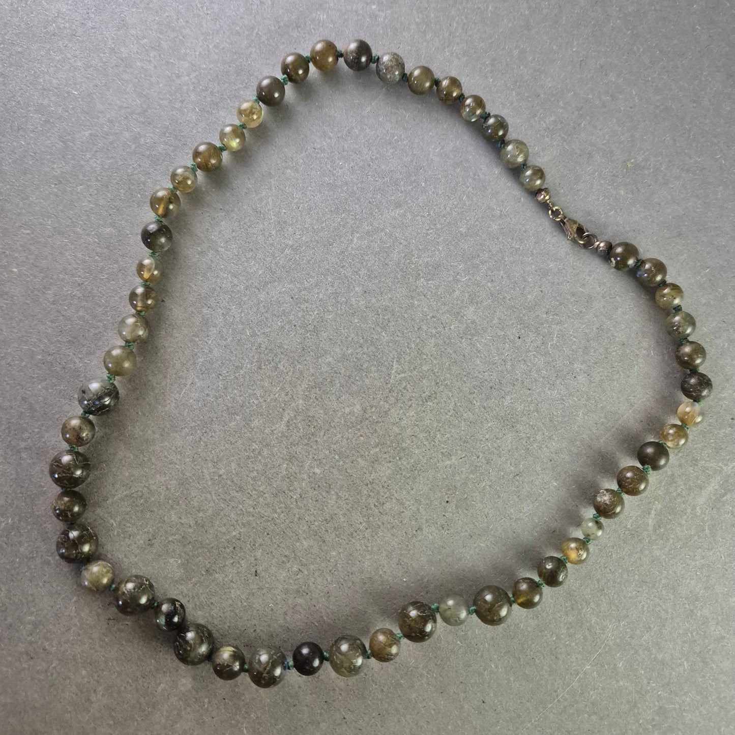 Dunkelgrüne Edelstein Kette mit runden Perlen