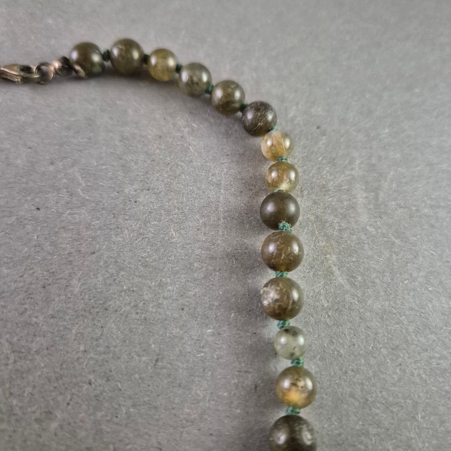 Dunkelgrüne Edelstein Kette mit runden Perlen